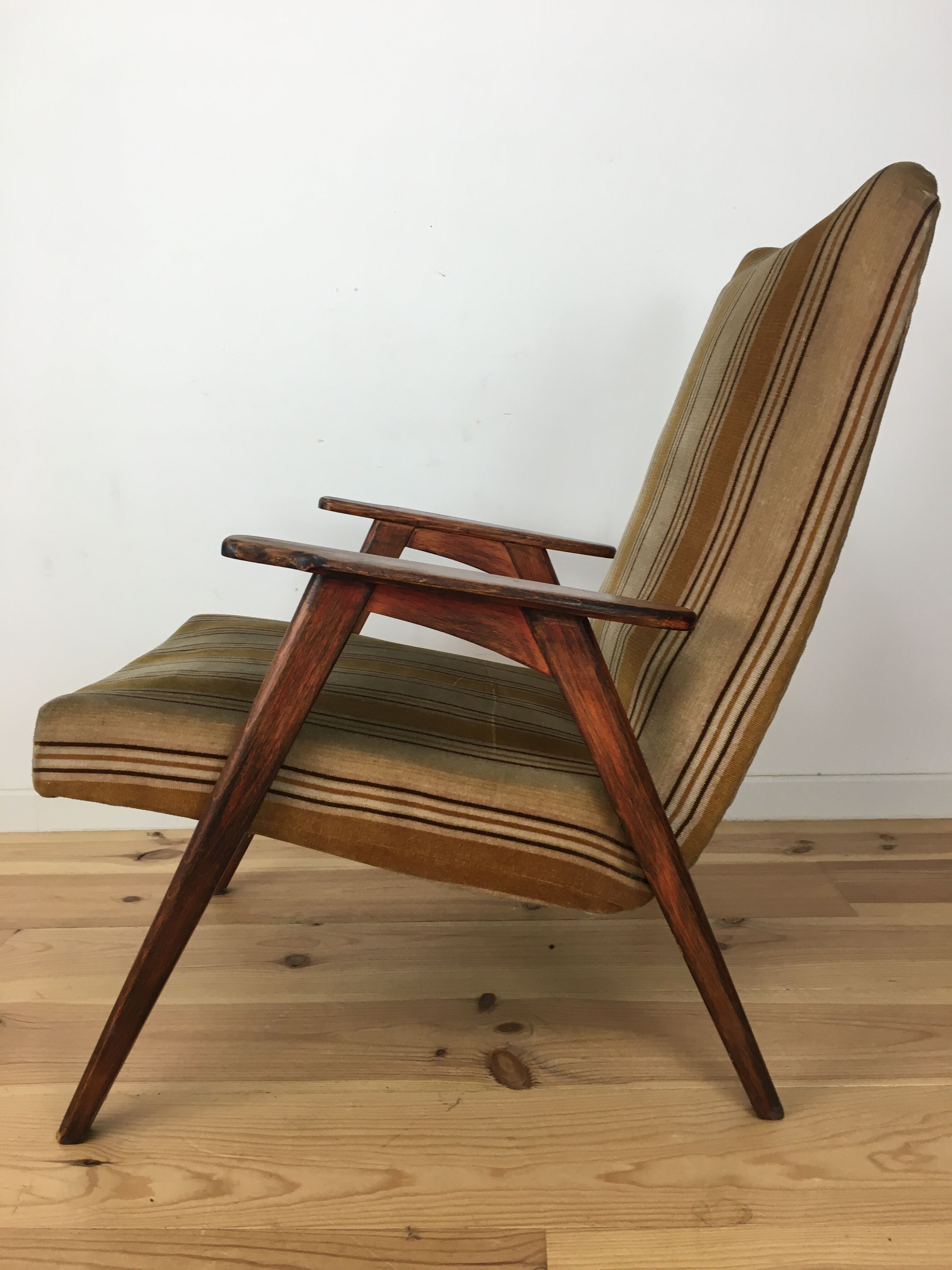 Fauteuil scandinave pieds compas en bois