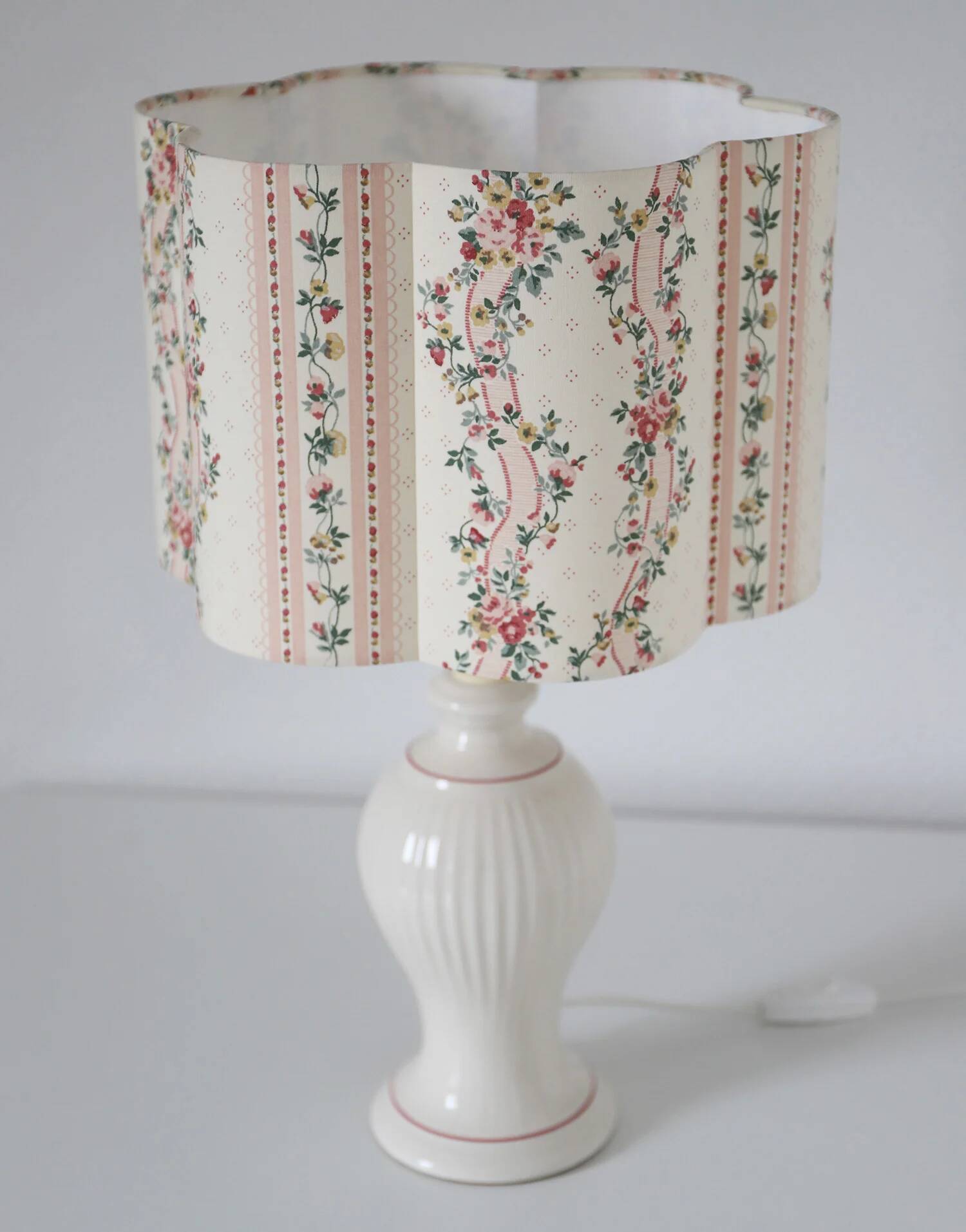 Vintage table lamp "St Michael" – Ribbed ceramic and country print