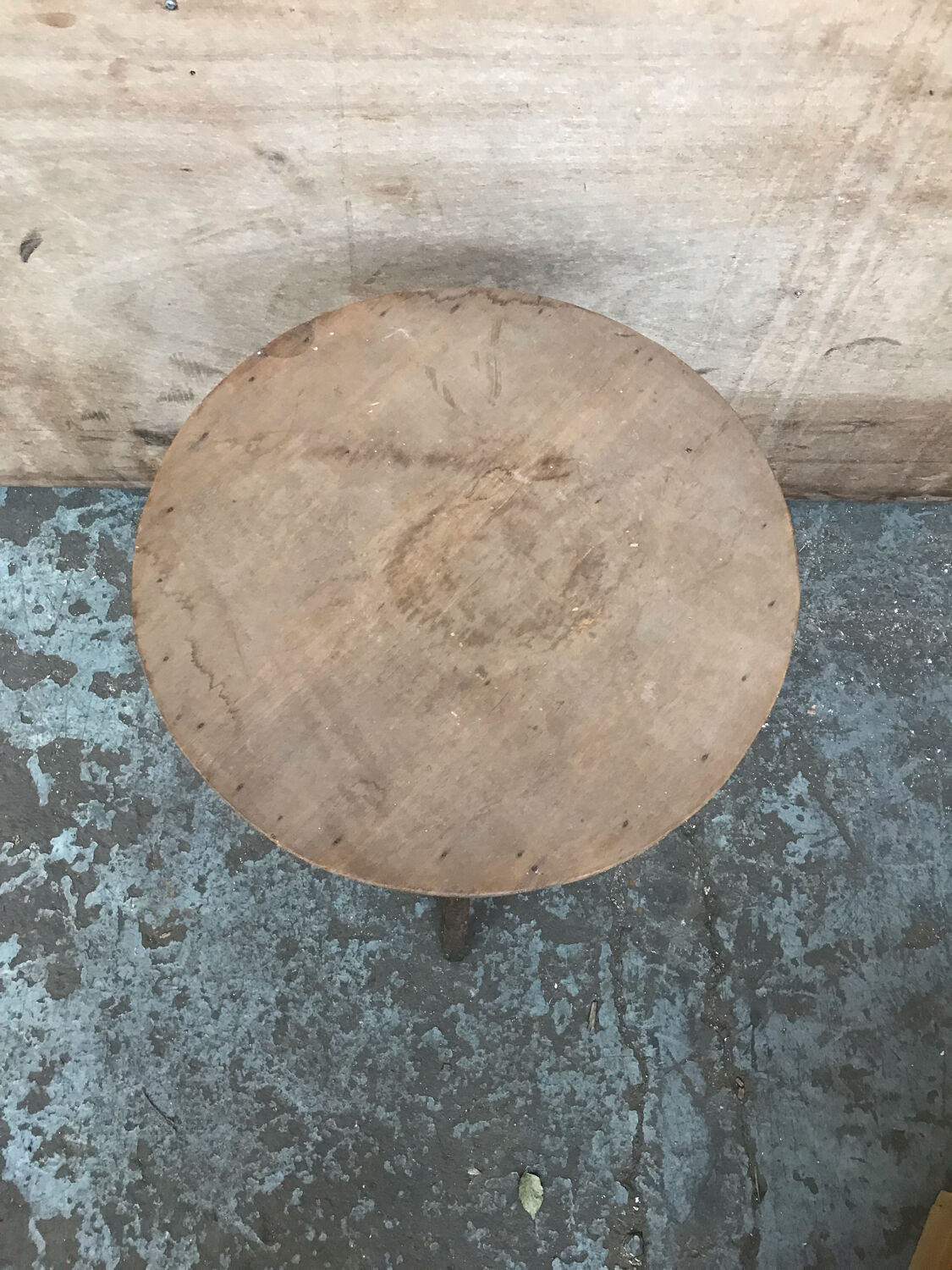 Pedestal table