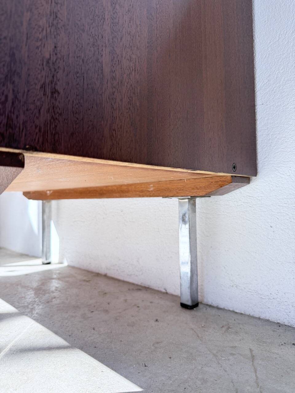 Commode teck poignées cuir 1960
