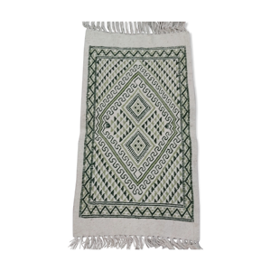 Tapis blanc et vert traditionnel
