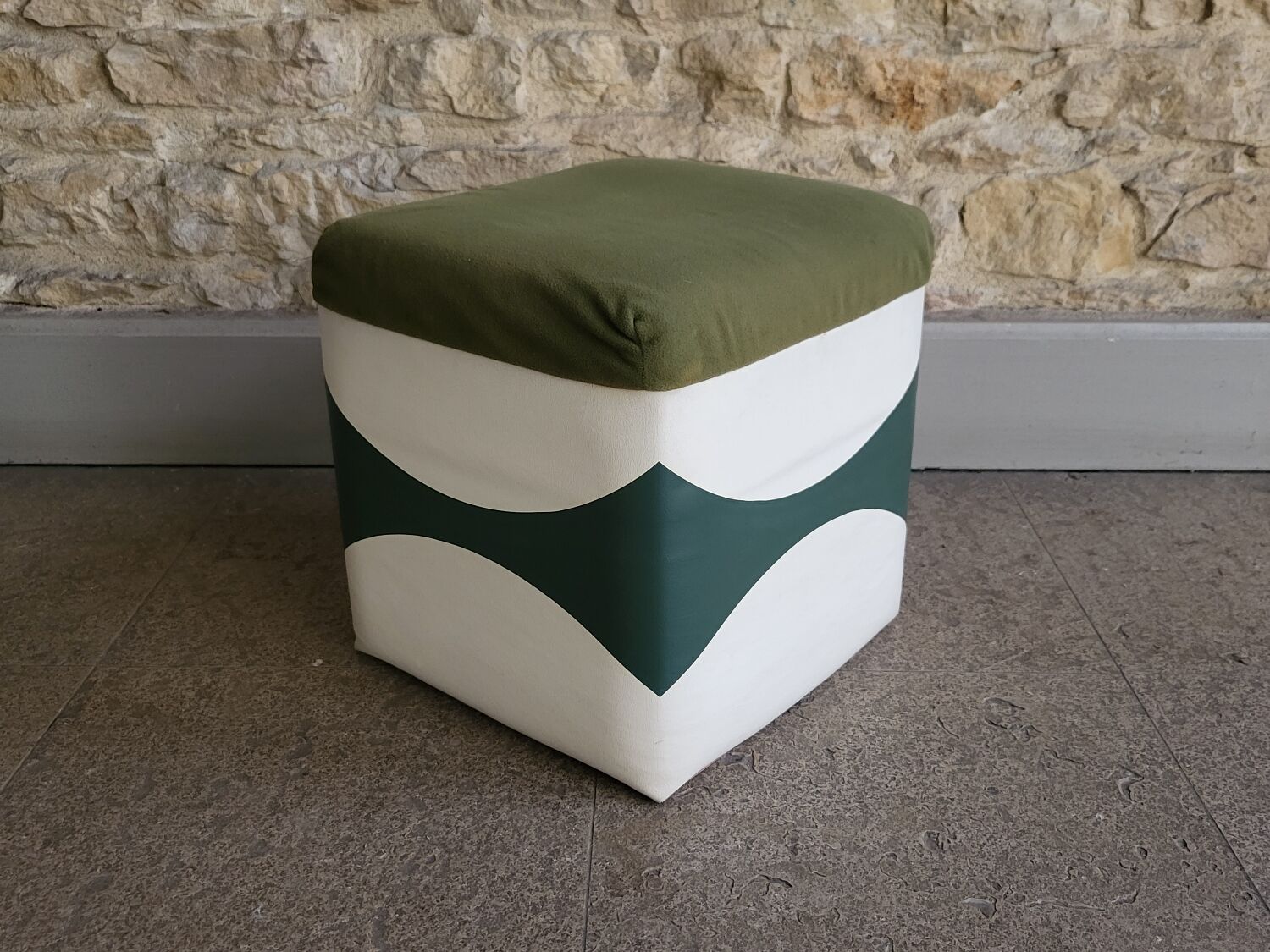 Vintage pouf