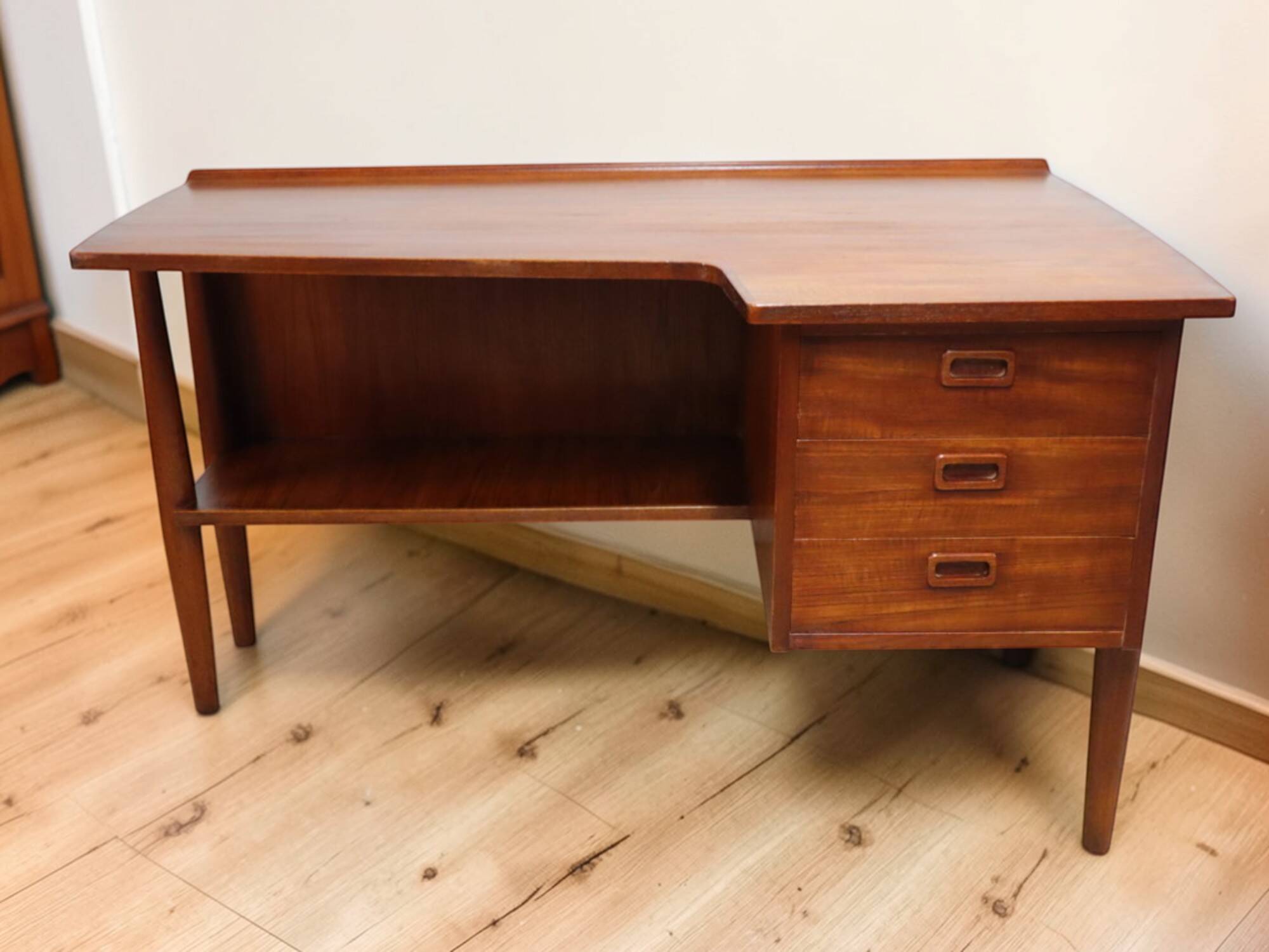 Scandinavian "boomerang" free-form desk in teak - 1960s