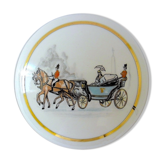 Circular porcelain candy box centered with a decoration representing a crew