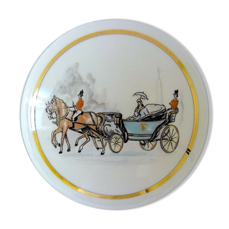 Bonbonnière circulaire en porcelaine centrée d'un décor représentant un équipage