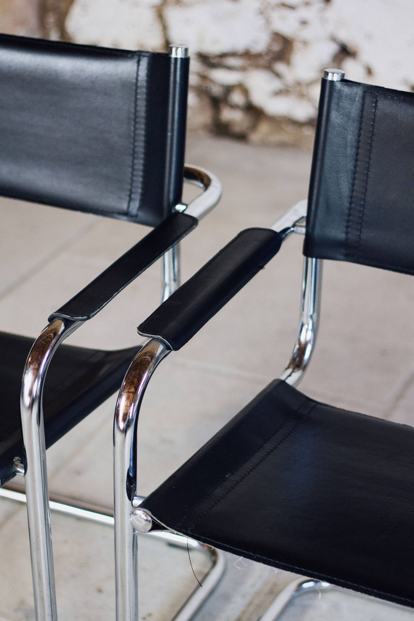 Pair of Bauhaus cantilever armchairs in chromed metal and leather, 1970