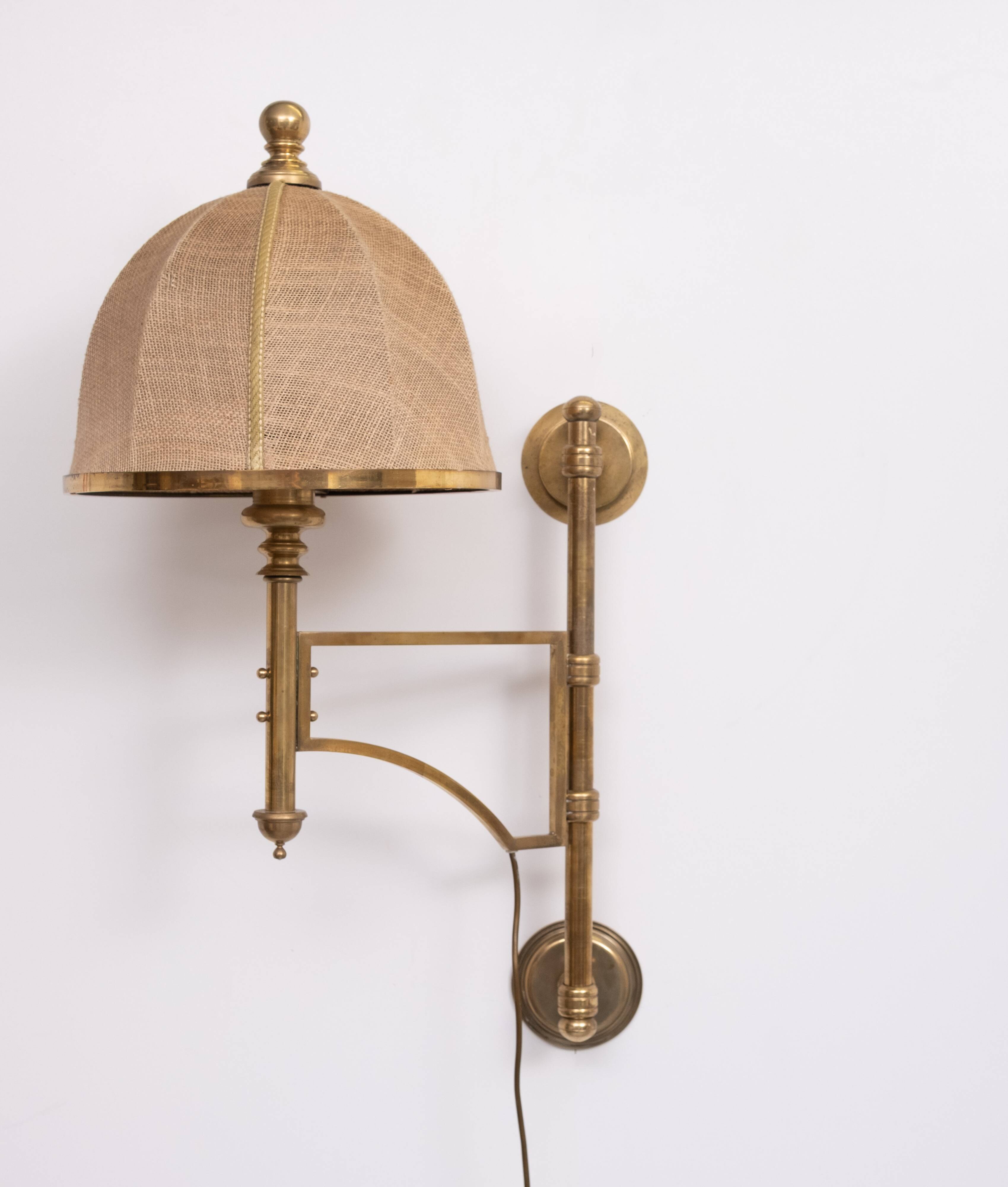 Applique murale à bras articulé en laiton réglable, abat-jour en toile de jute, Angleterre des années 1950