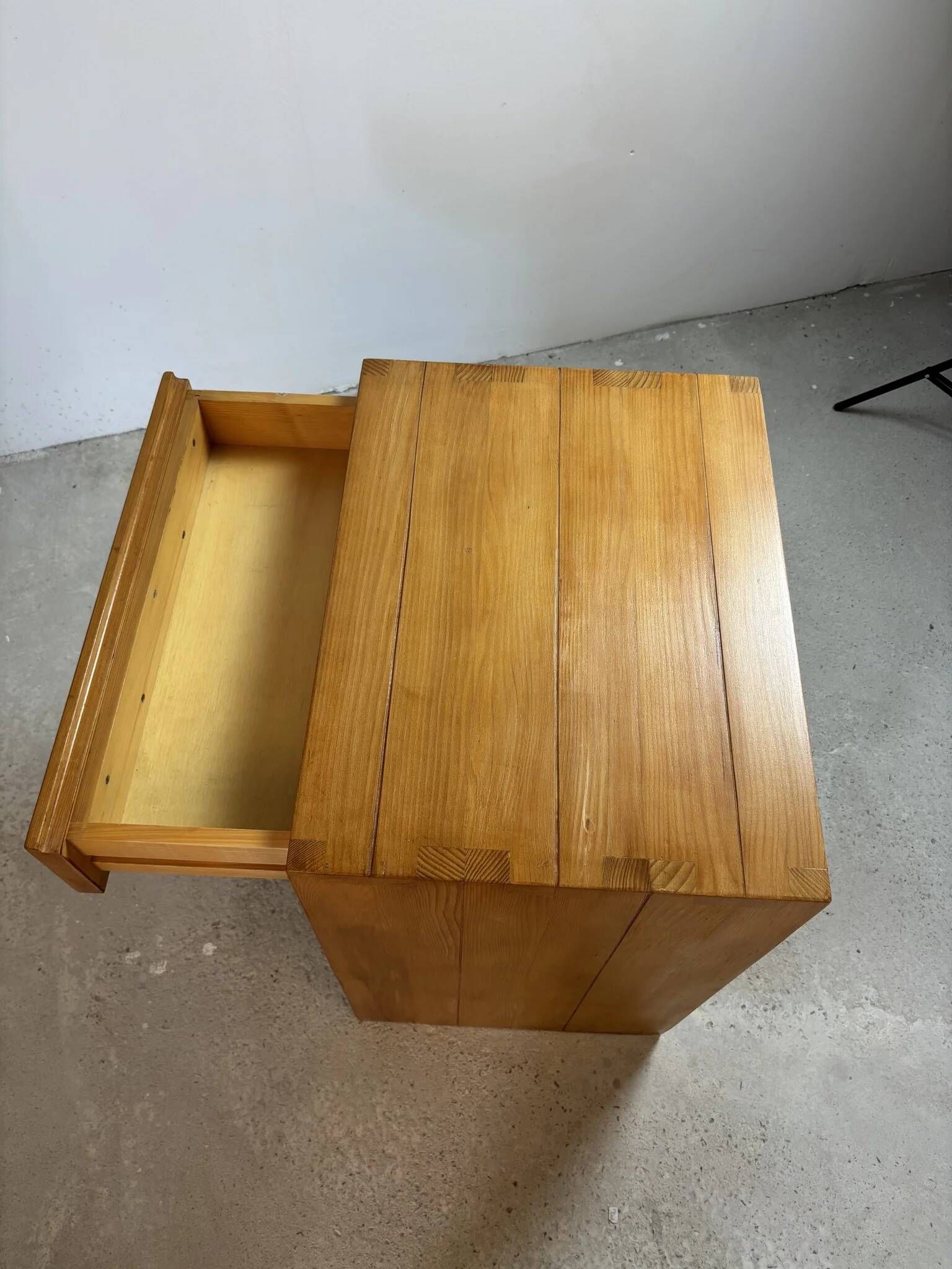 Small "Regain" desk in solid pine