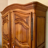 Armoire ancienne en chêne massif et merisier (style Louis XV)