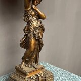 Lampe à figure féminine.