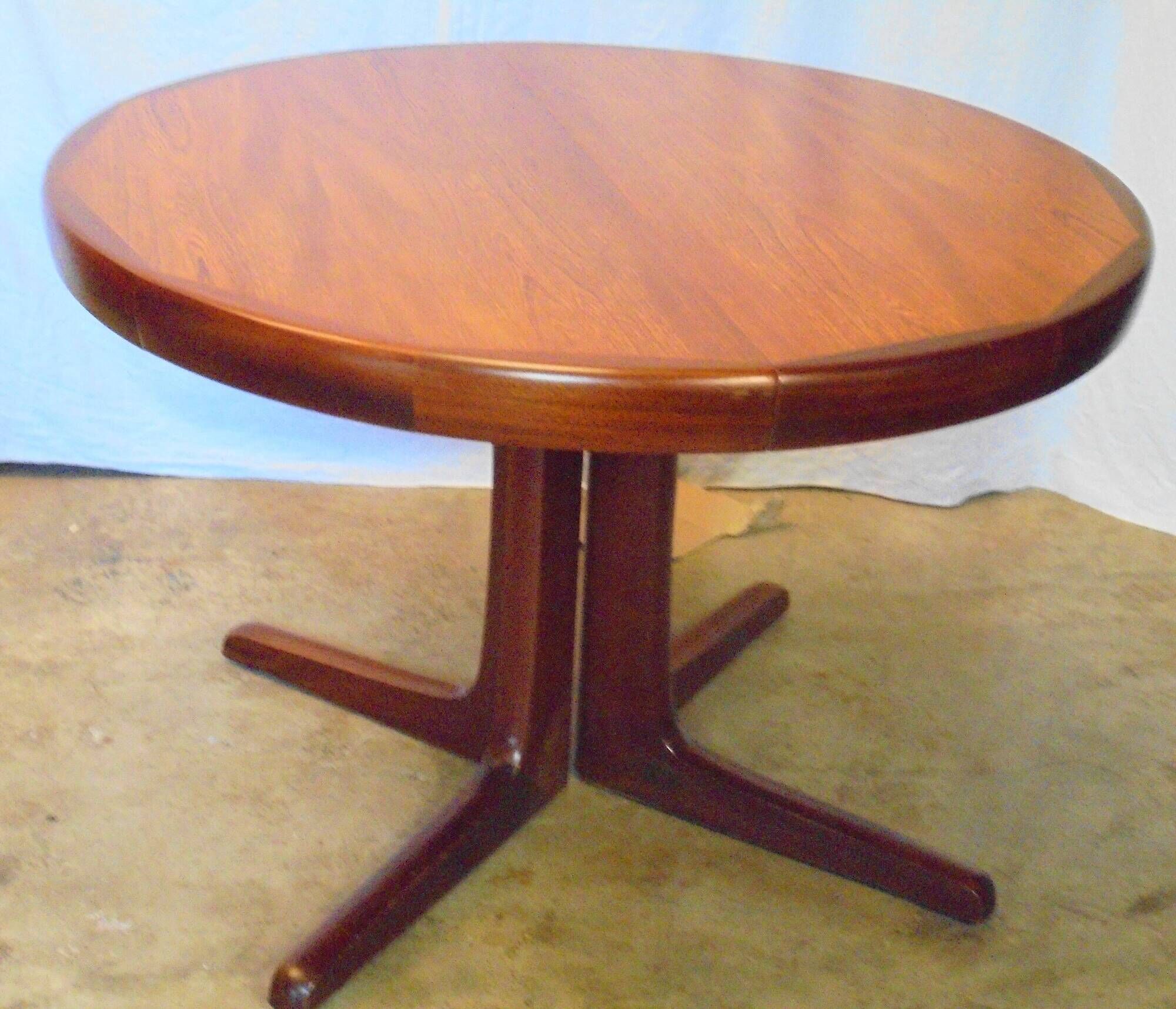 Round dining table with 2 70s extensions