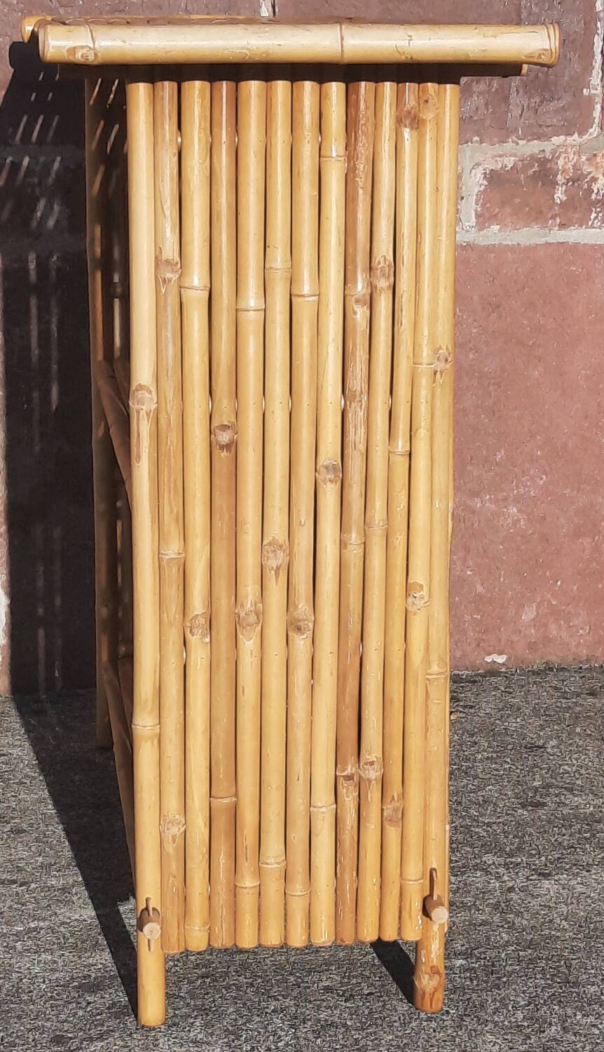 Bamboo counter or bar. (With 2 folding high chairs)