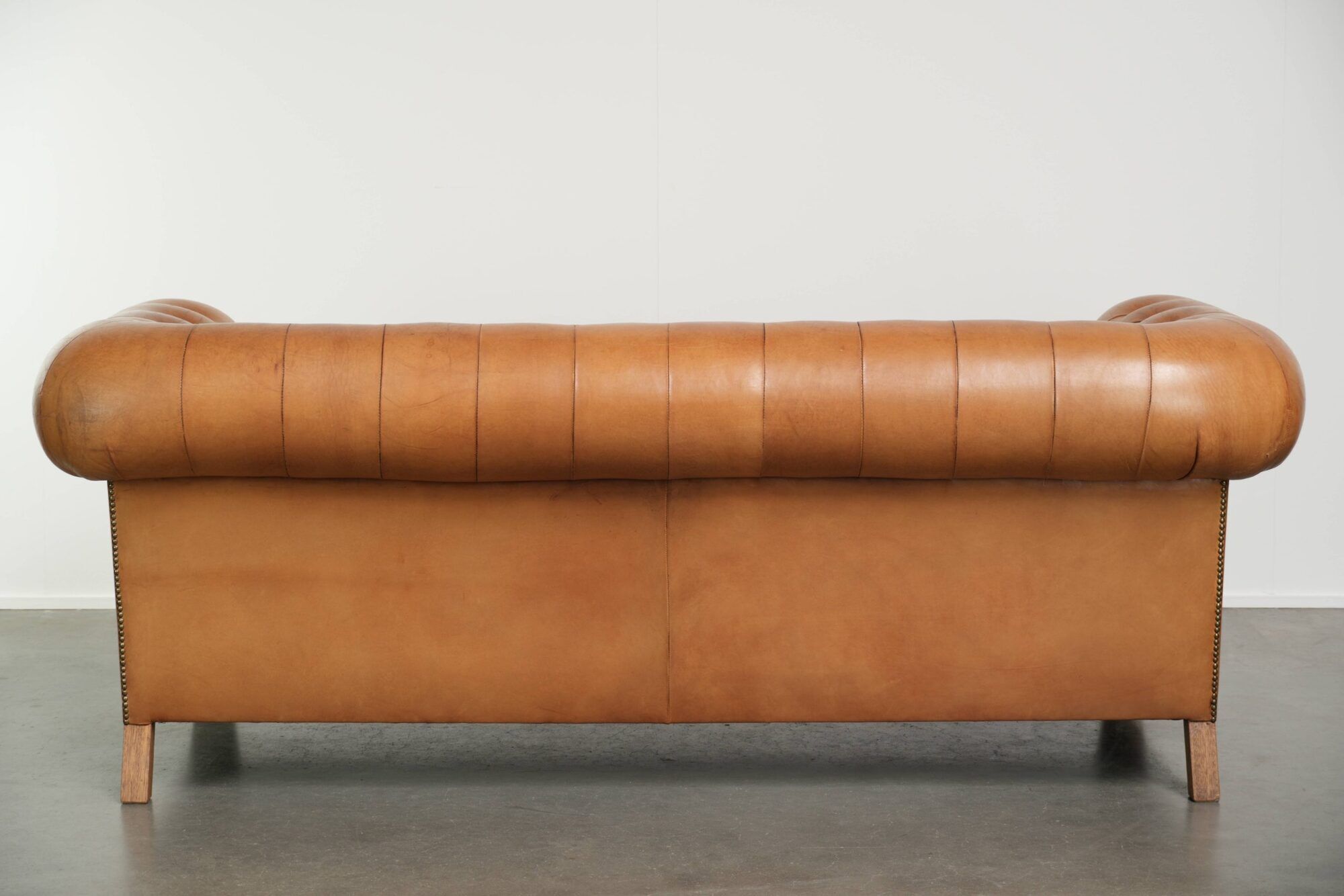 Sheepskin 2.5-seater Chesterfield sofa in a light cognac colour