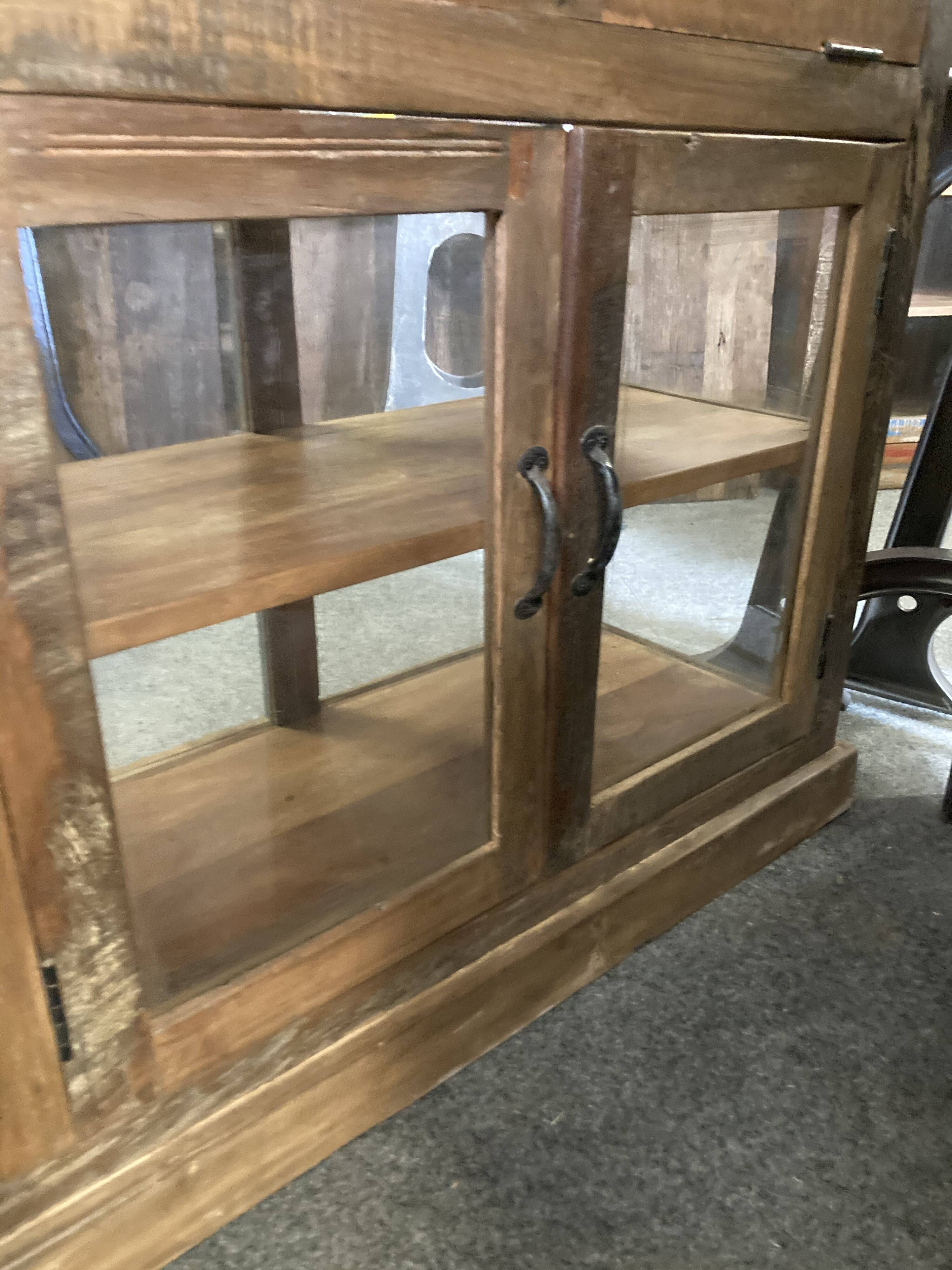 Vitrine comptoir bois exotique