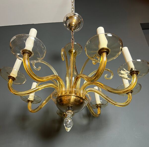 Lustre en cristal de Murano de couleur orangée à 8 bras de lumière. Travail italien. Vers 1970