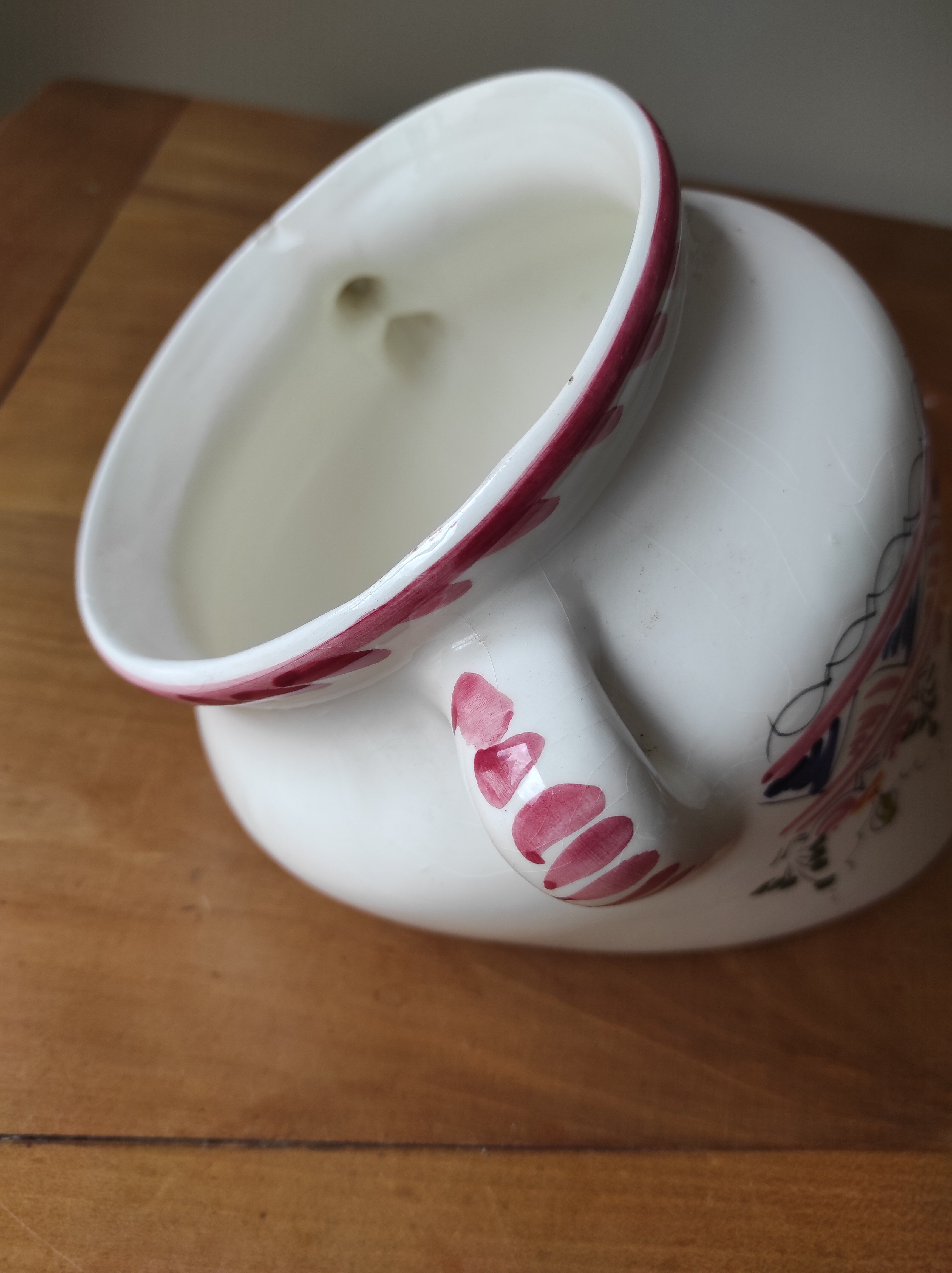 Wall-mounted ceramic bouquet holder