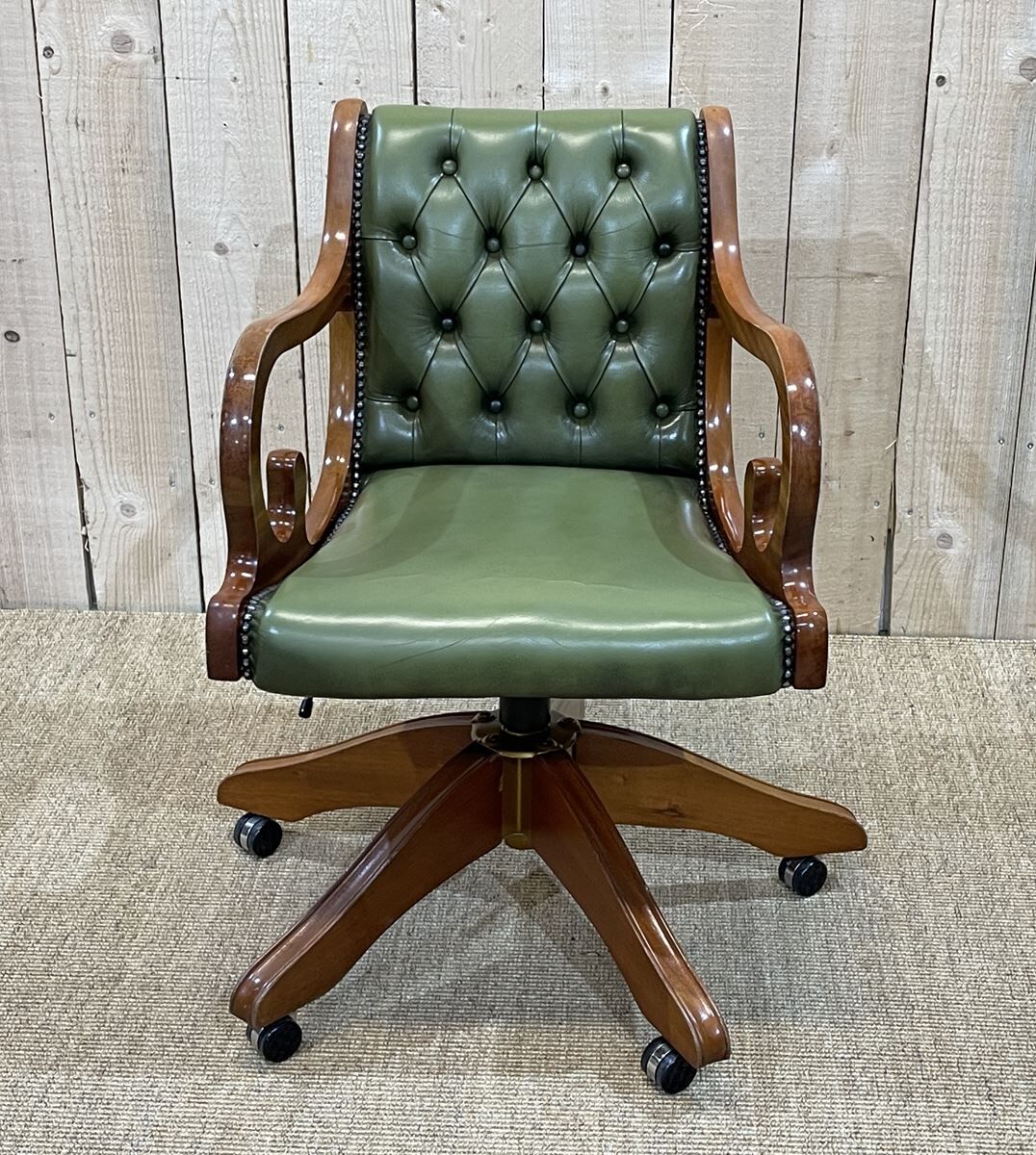 Fauteuil de bureau anglais Chesterfield en cuir vert