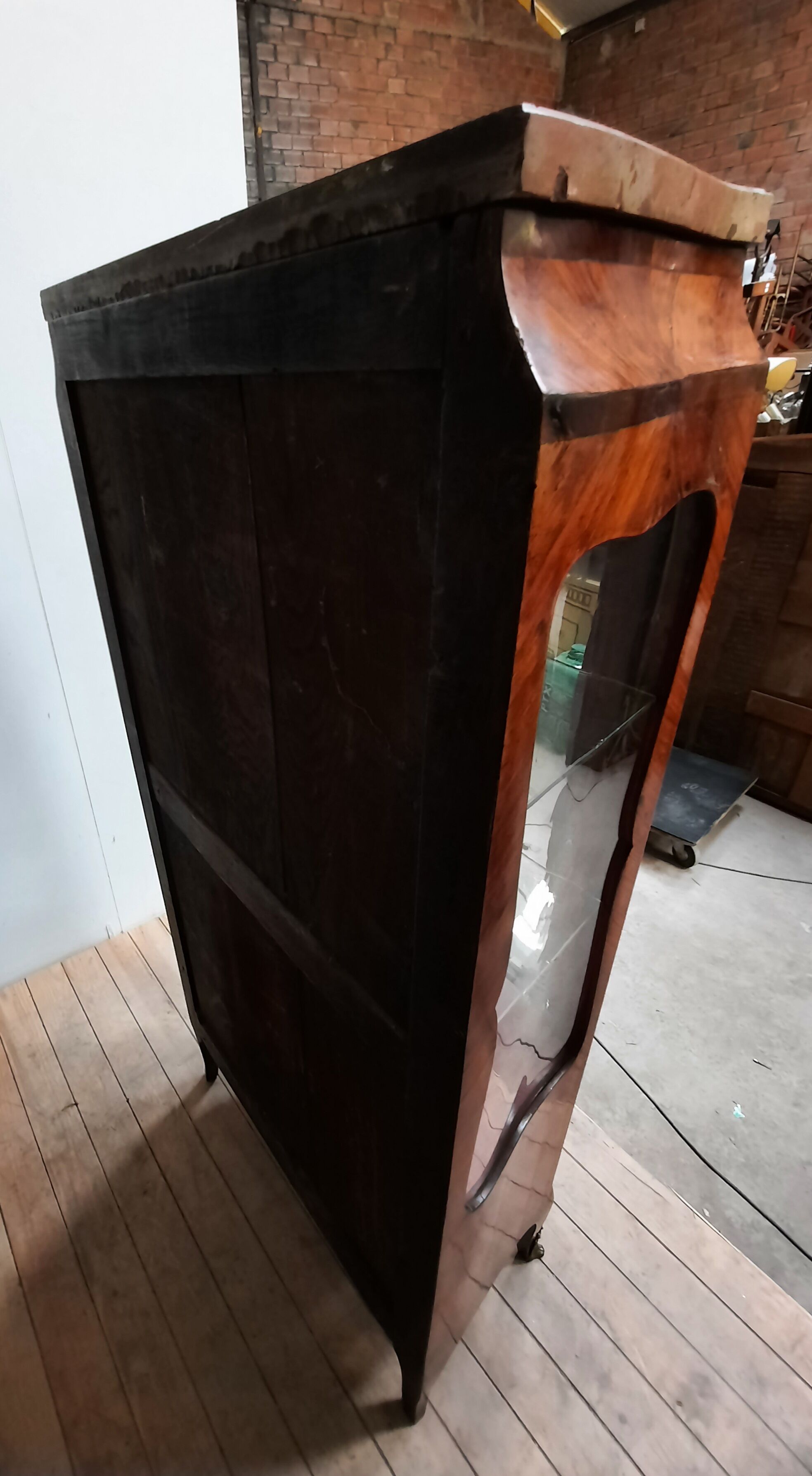 Louis xv showcase with a marble door