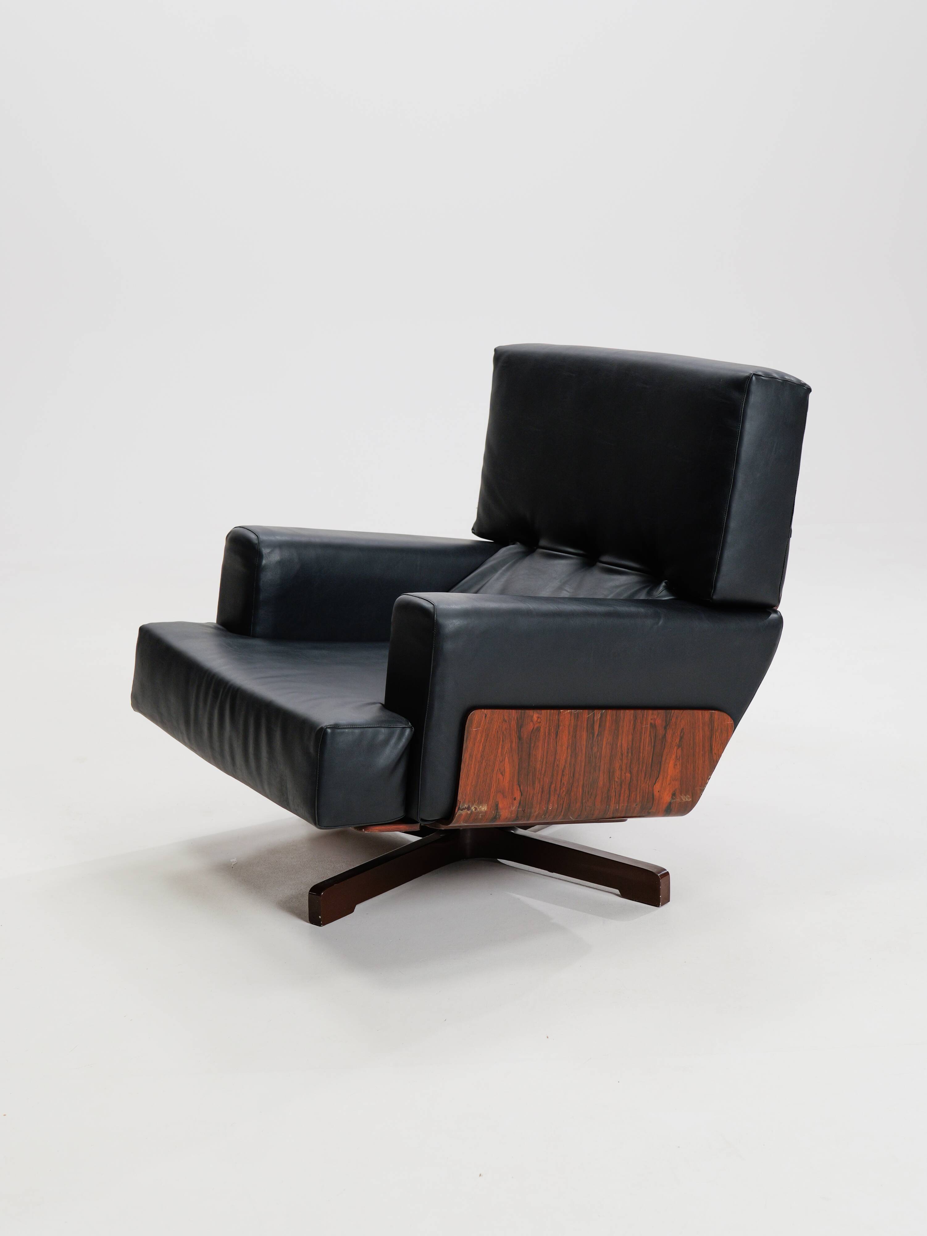 Swivel rosewood model 401 armchair by Menilio Taro for Cinova, 1960s