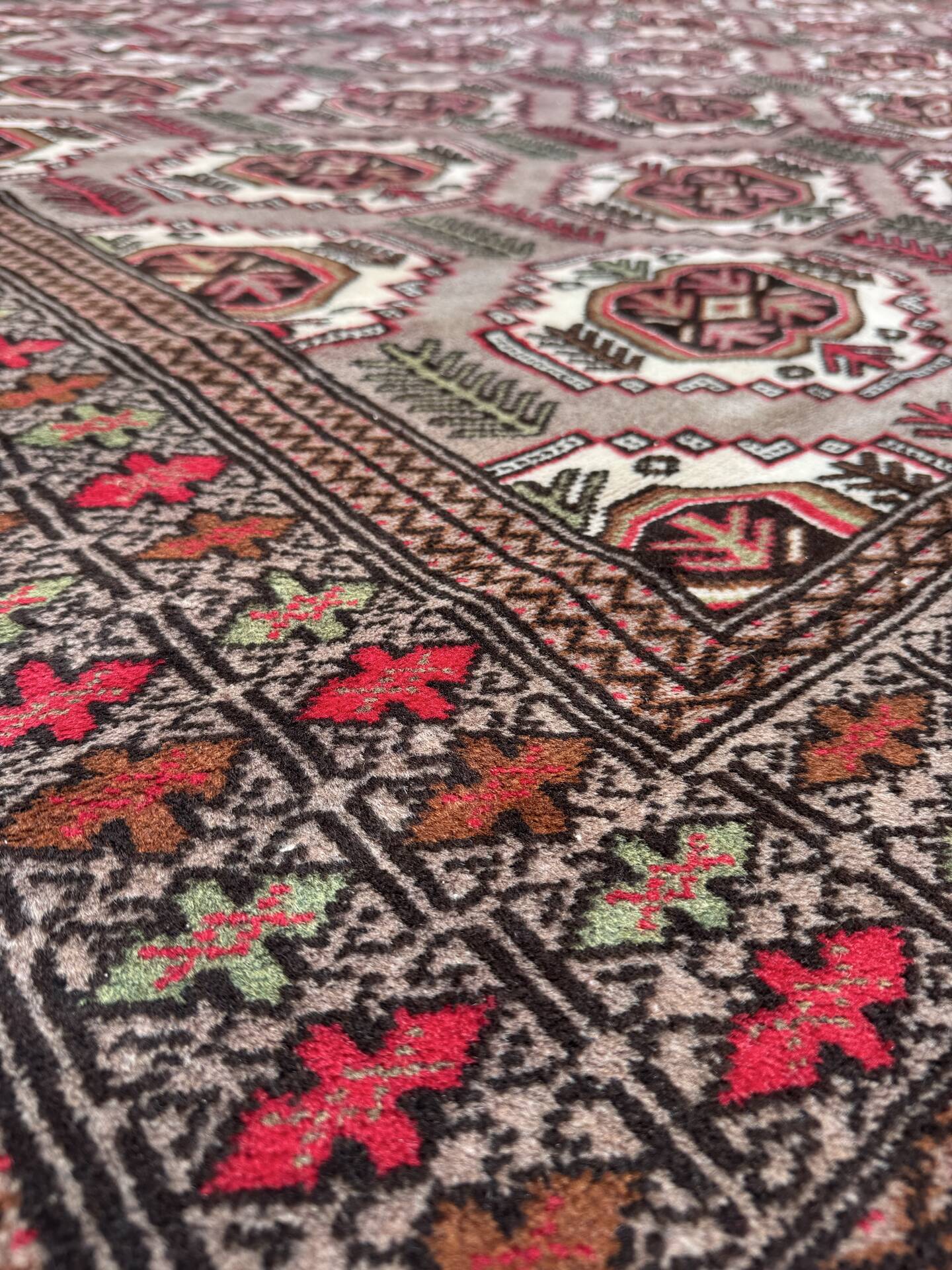 Large antique Bukhara carpet (300X375cm)