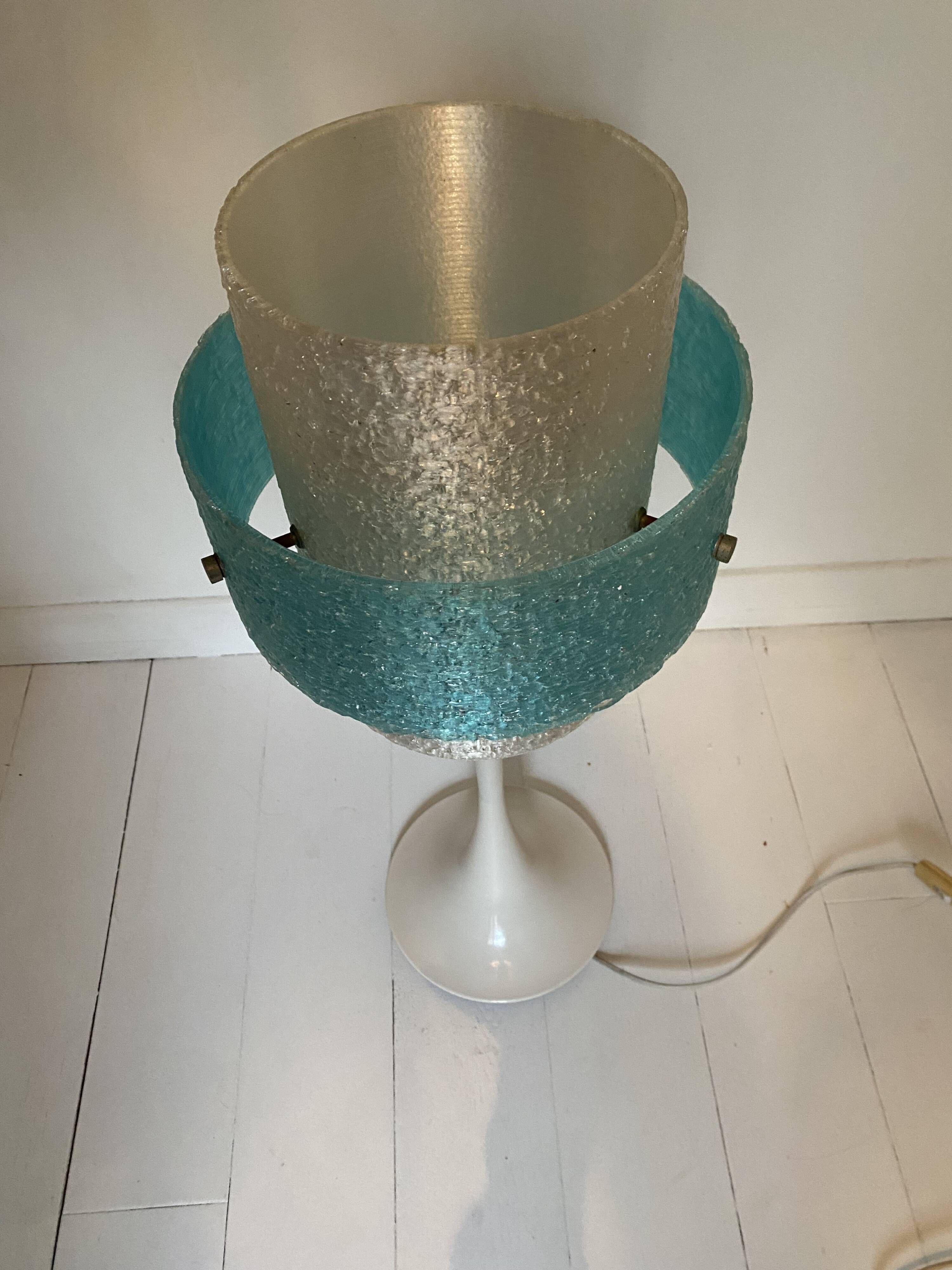 lampe vintage à pied tulipe en aluminium laqué blanc et abat jour en perspex. Marque Aluminor