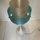 lampe vintage à pied tulipe en aluminium laqué blanc et abat jour en perspex. Marque Aluminor