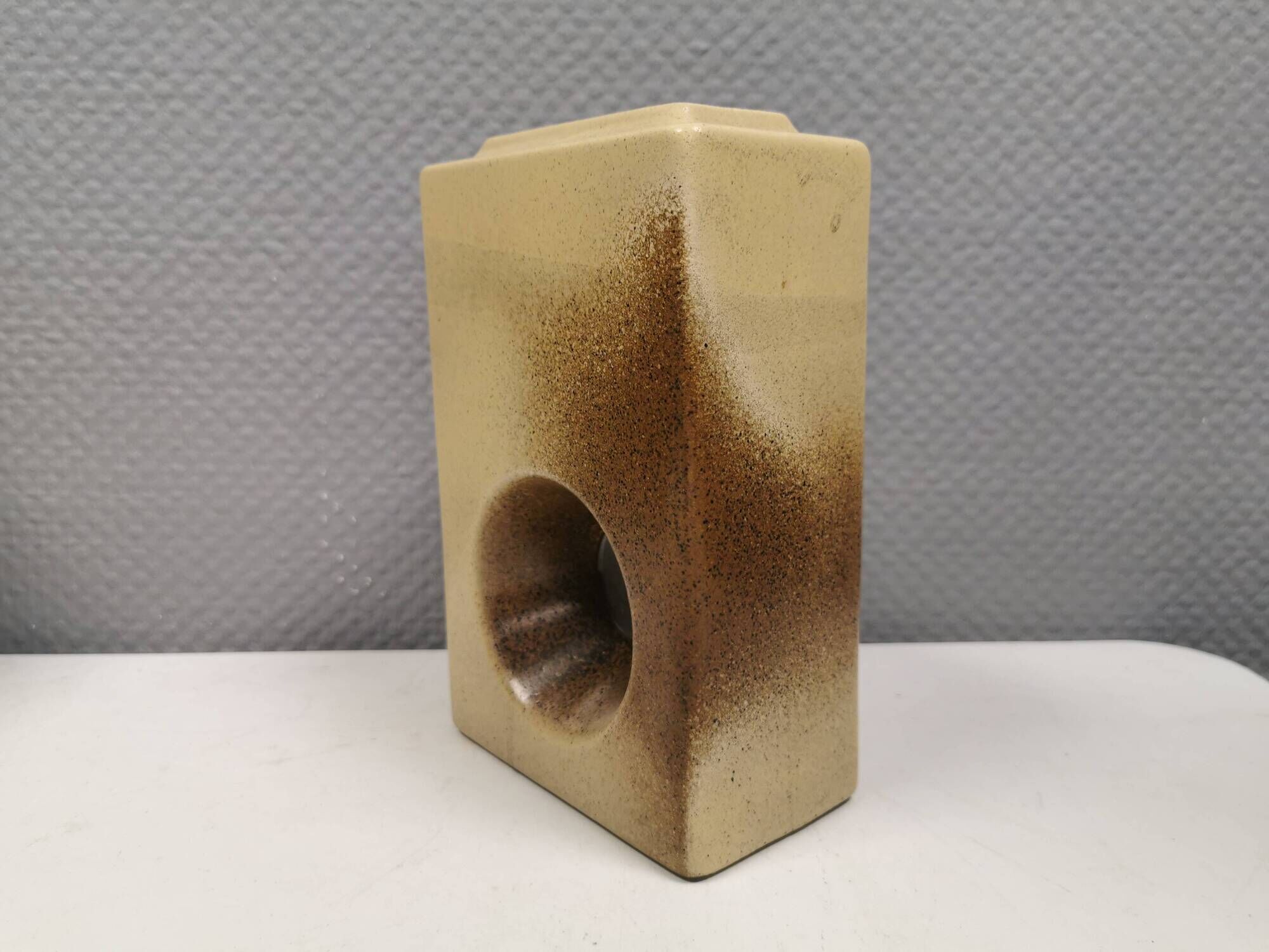 Magnifique vase sculpté perforé. RDA/Allemagne de l'Est, années 1960.