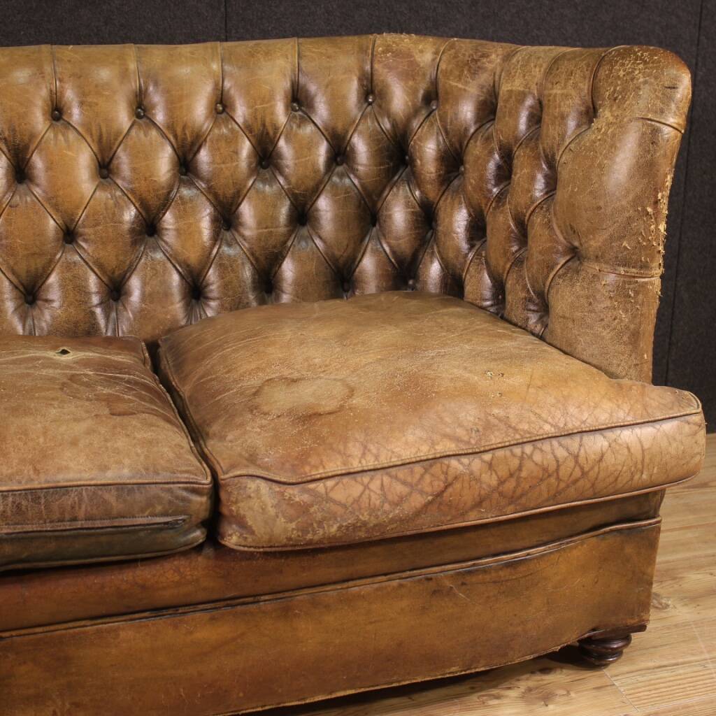 Grand canapé anglais Chesterfield en cuir des années 20