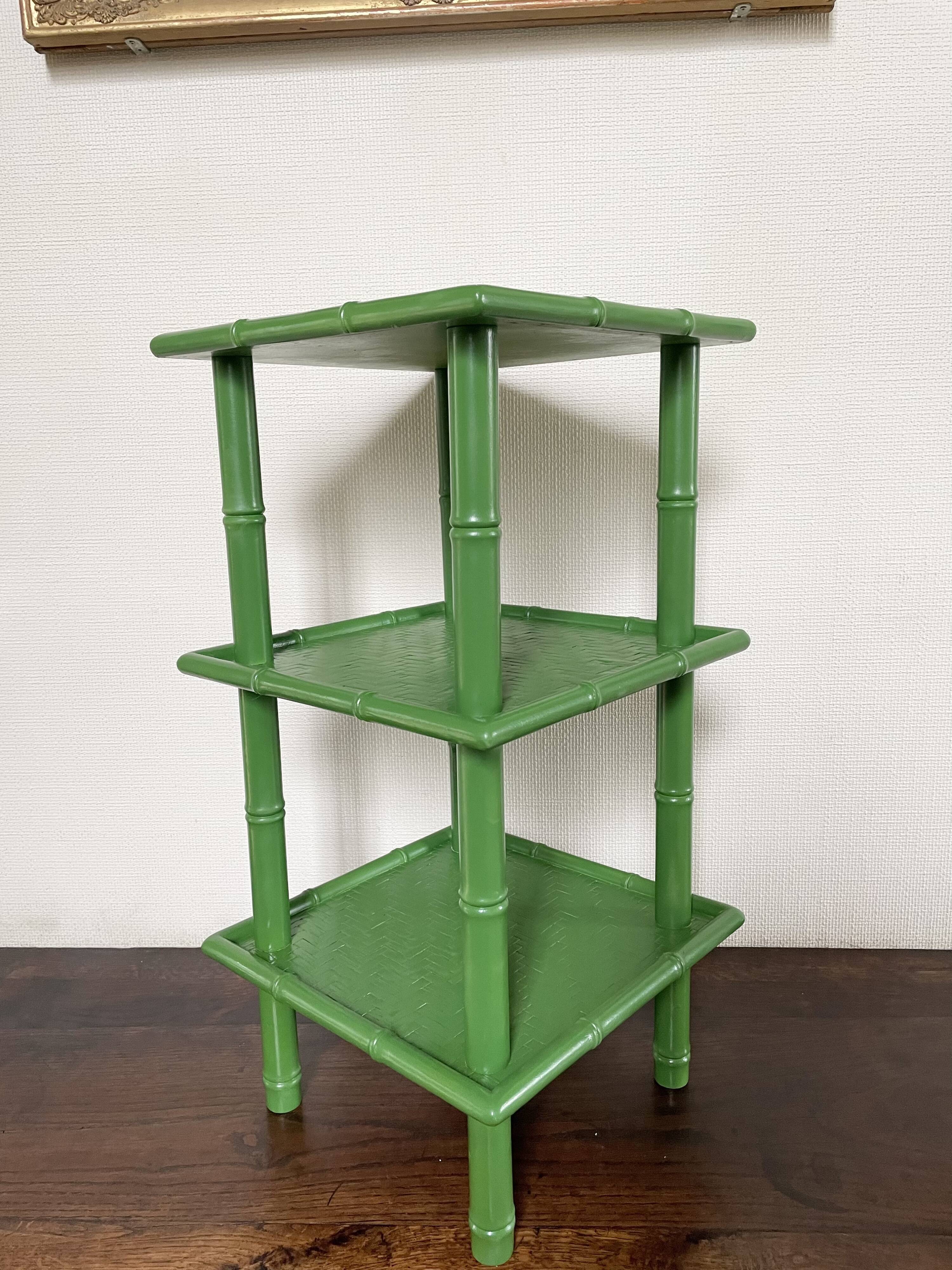 Table with 3 wood and bamboo trays