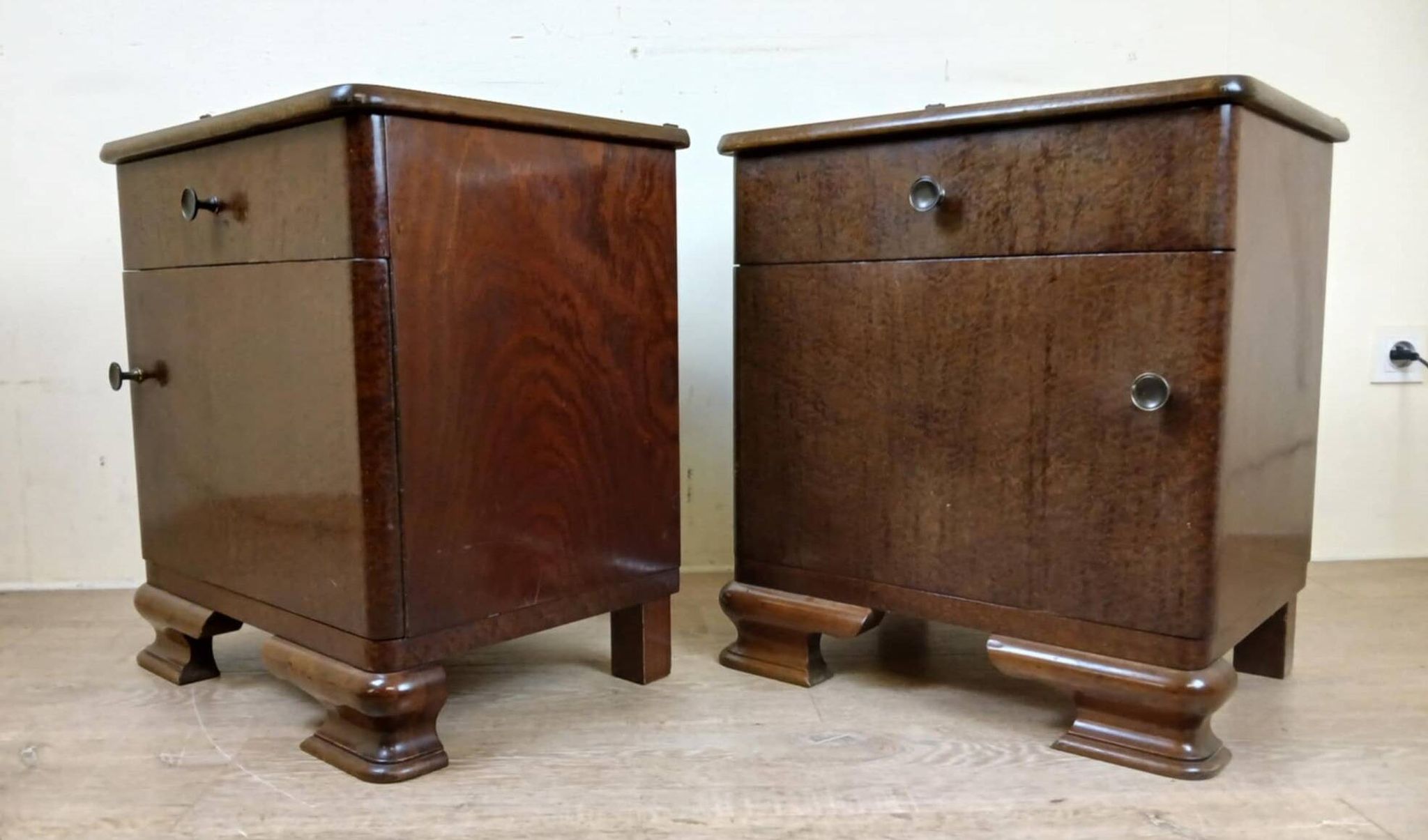Pair of Art Deco period bedside tables or nightstands in burl circa 1930