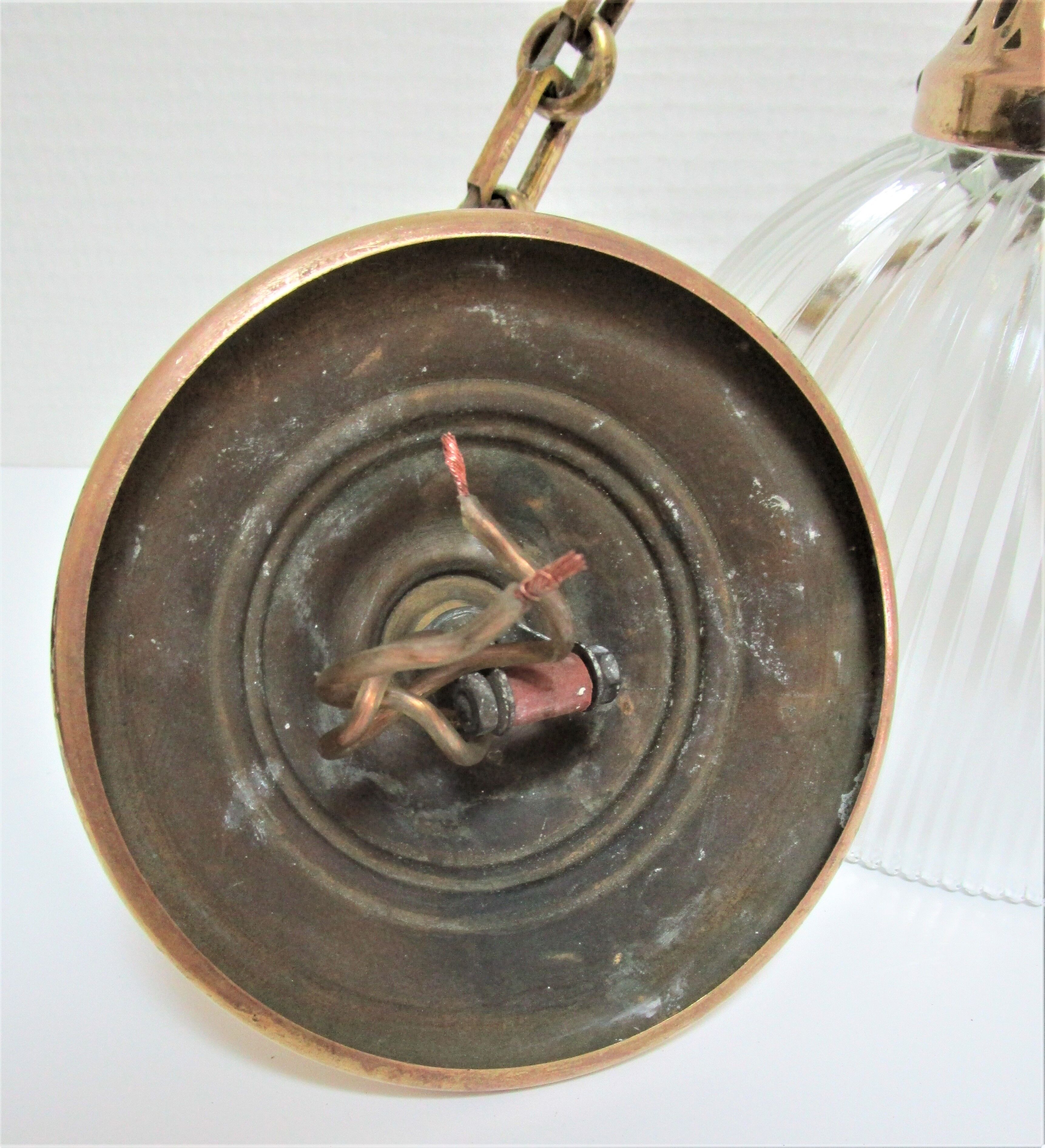 Suspension verre Holophane et laiton doré patiné vintage