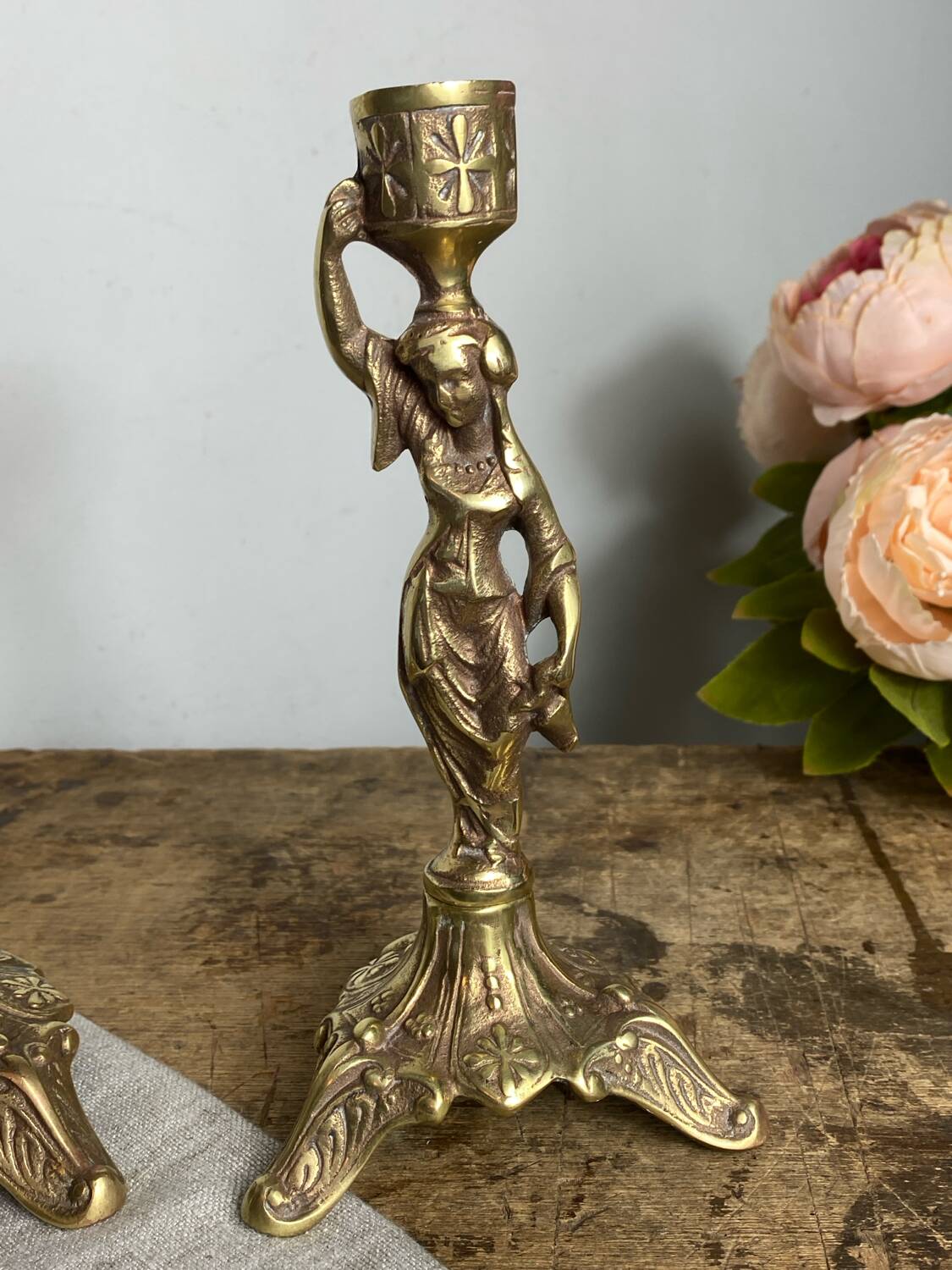 Paire de bougeoirs en bronze, porteuses d’eau