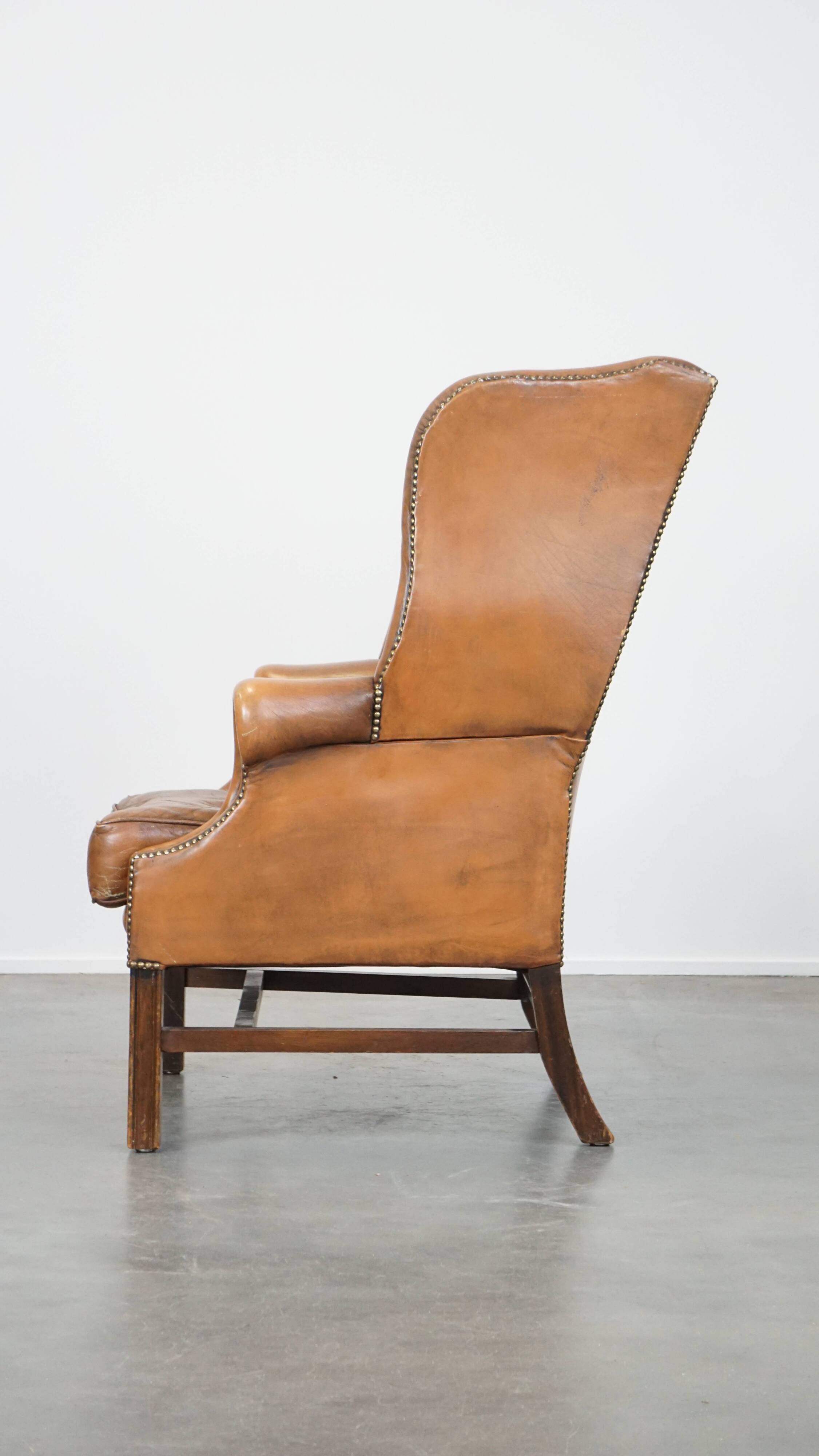 Fauteuil Chesterfield anglais classique en cuir de vachette couleur cognac clair