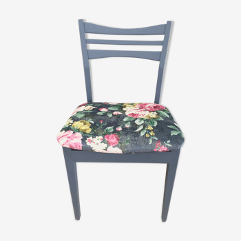 Chaise en bois bleue velours fleuri effets vintage