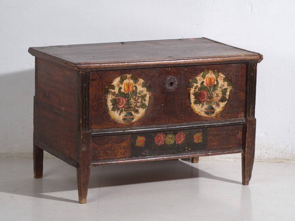 Coffre de mariage centro-européen en pin polychrome aux cartouches floraux – Tyrol, vers 1890