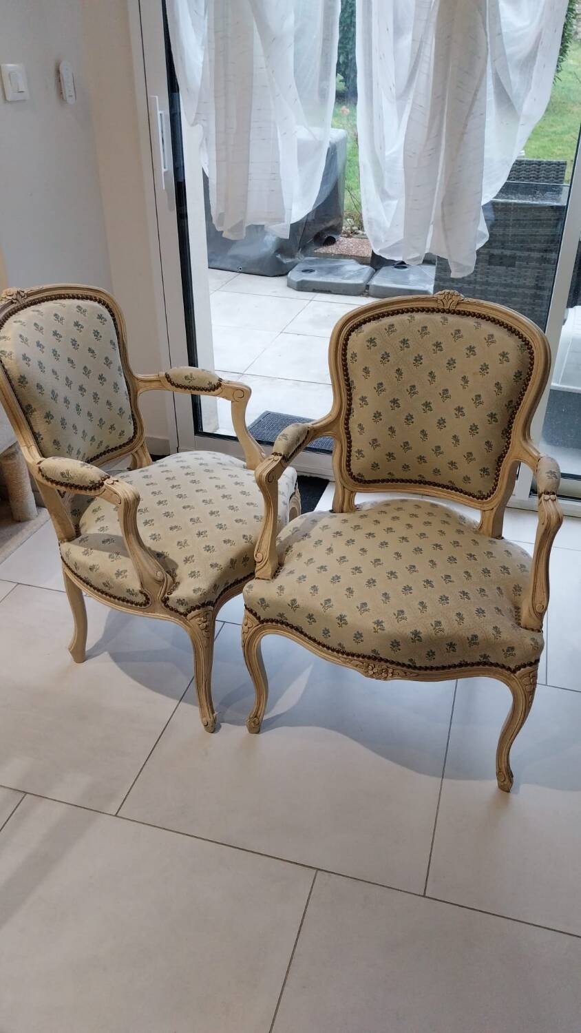 Paire de fauteuil laqué de style Louis XV