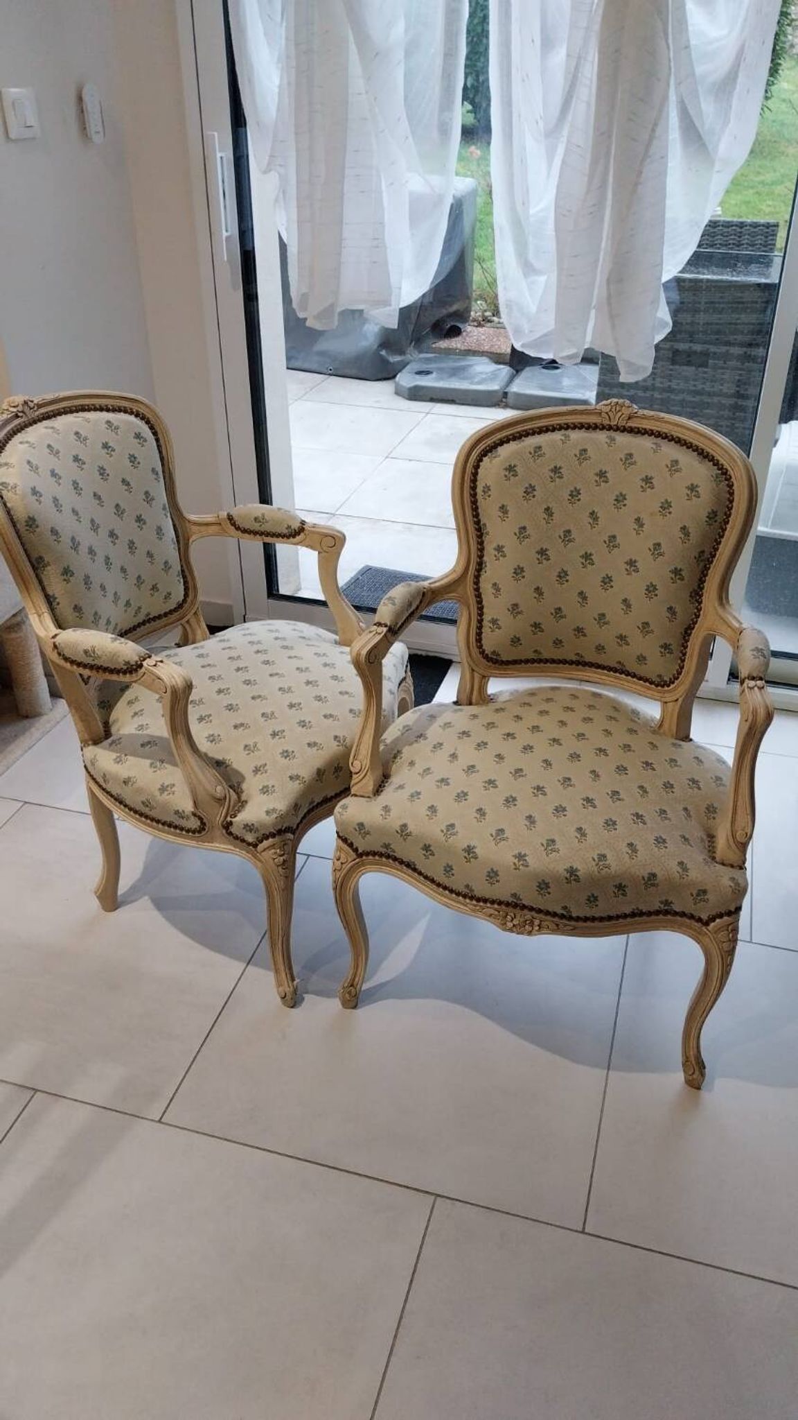 Paire de fauteuil laqué de style Louis XV
