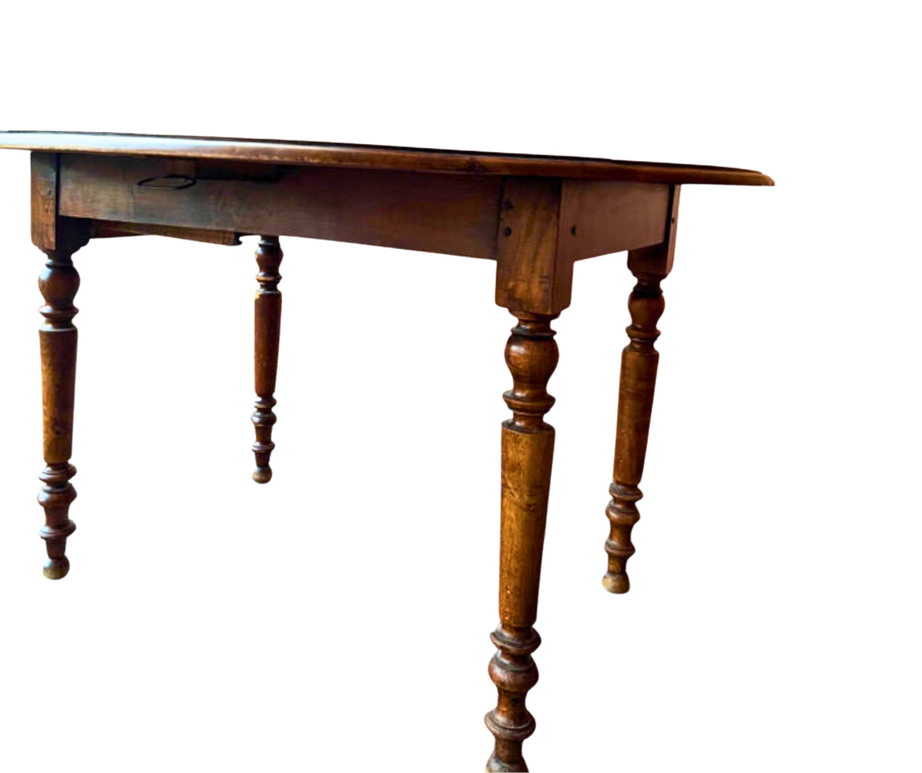 Round (foldable) table in solid wood (walnut)