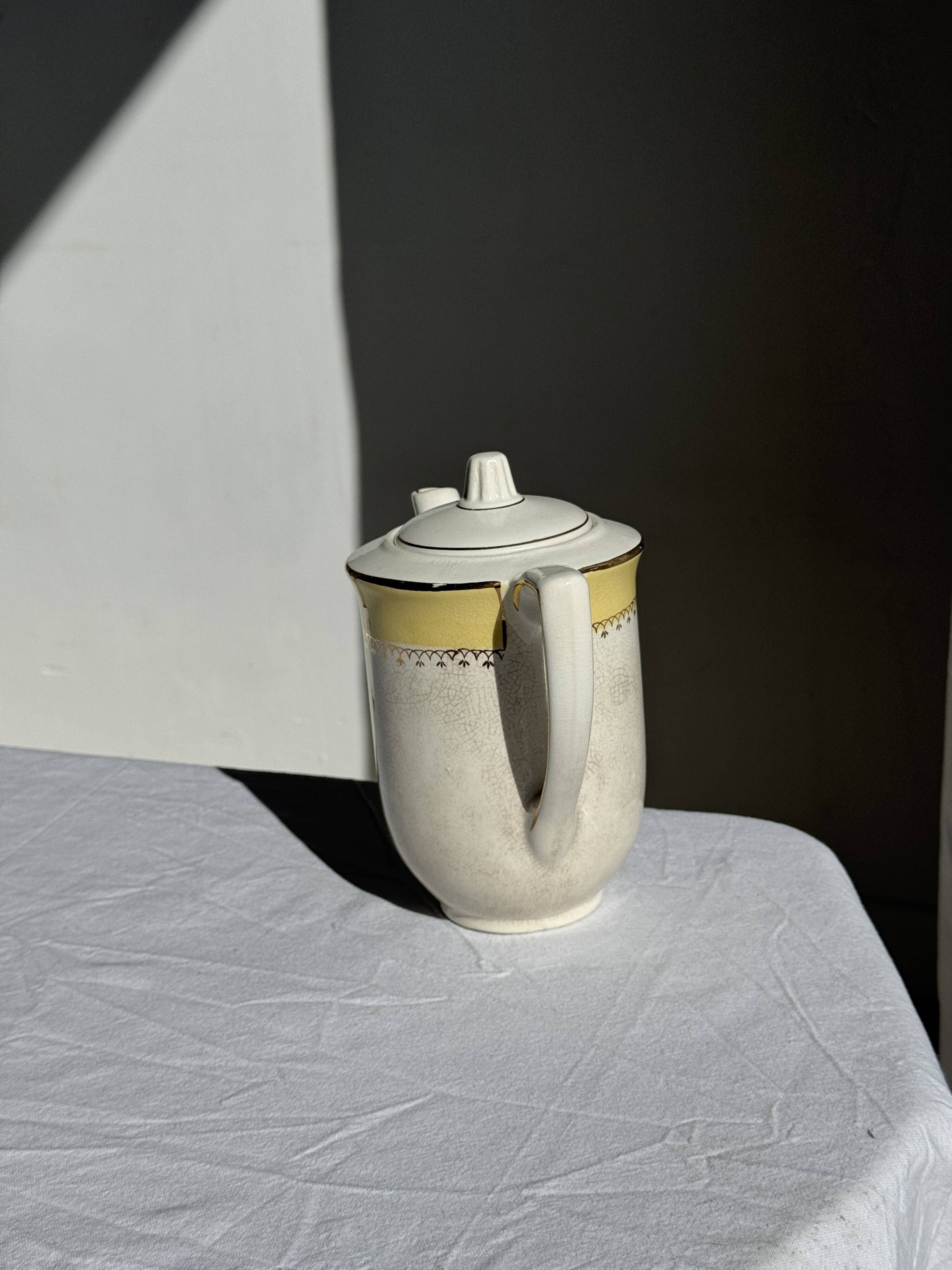 Théière en céramique l'Amandinoise à frise jaune et dorée H21