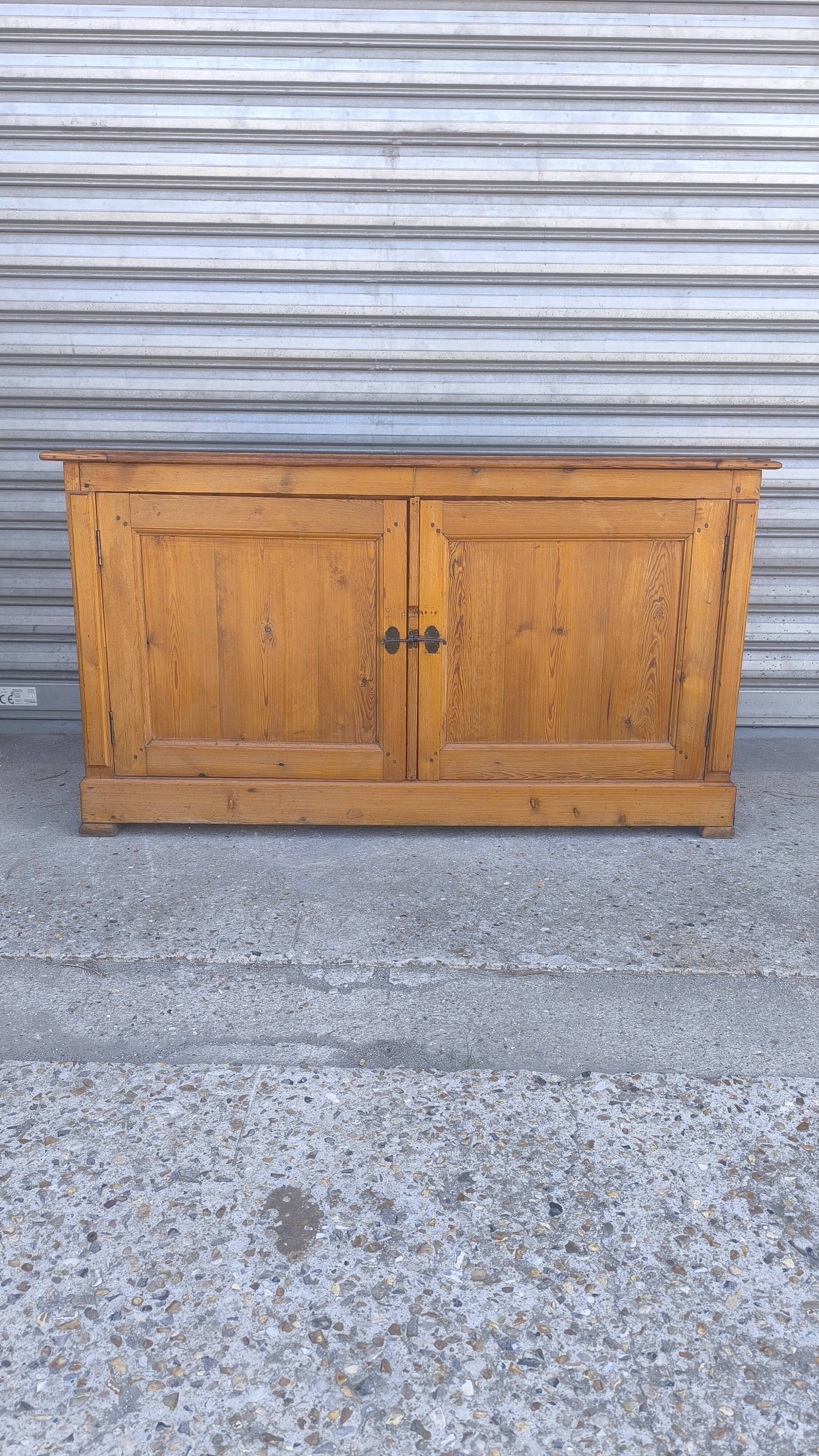 Meuble de métier - buffet en pin suédois 1940