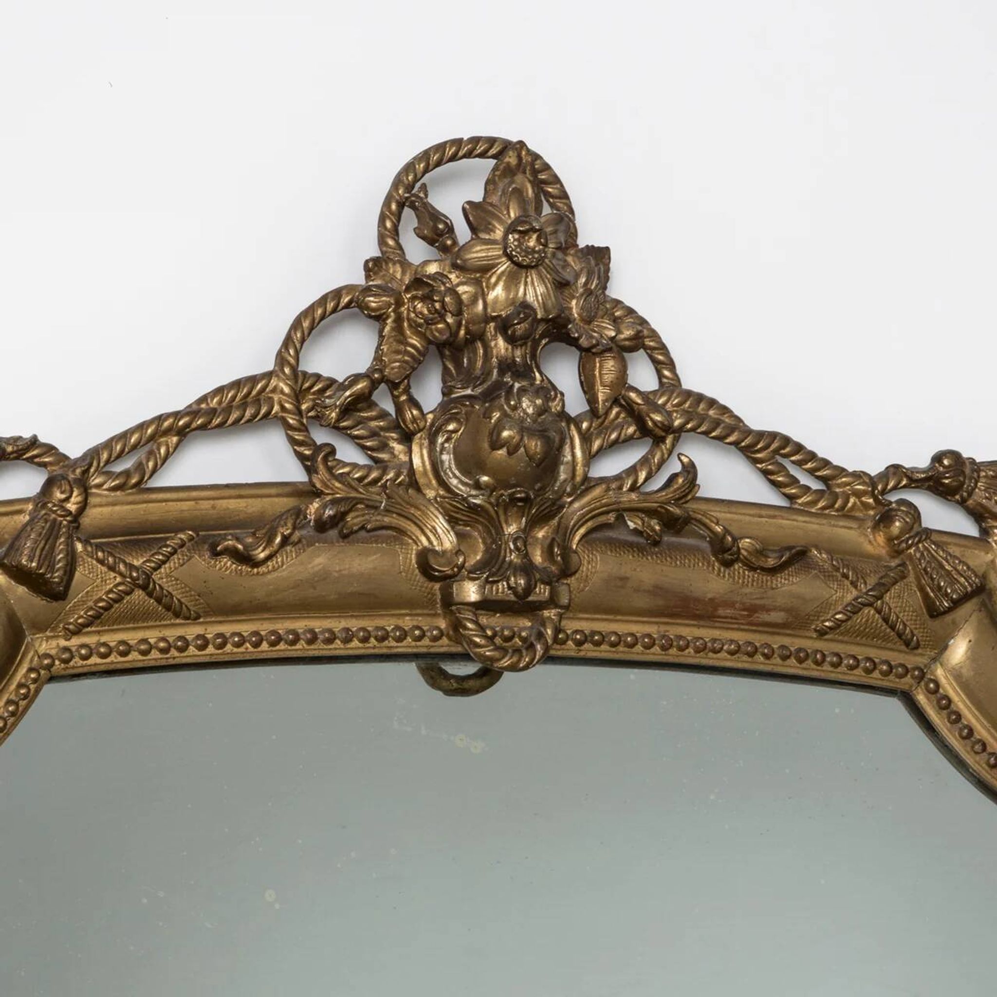 Miroir en bois doré de style néo-classique à motif corde et pompons