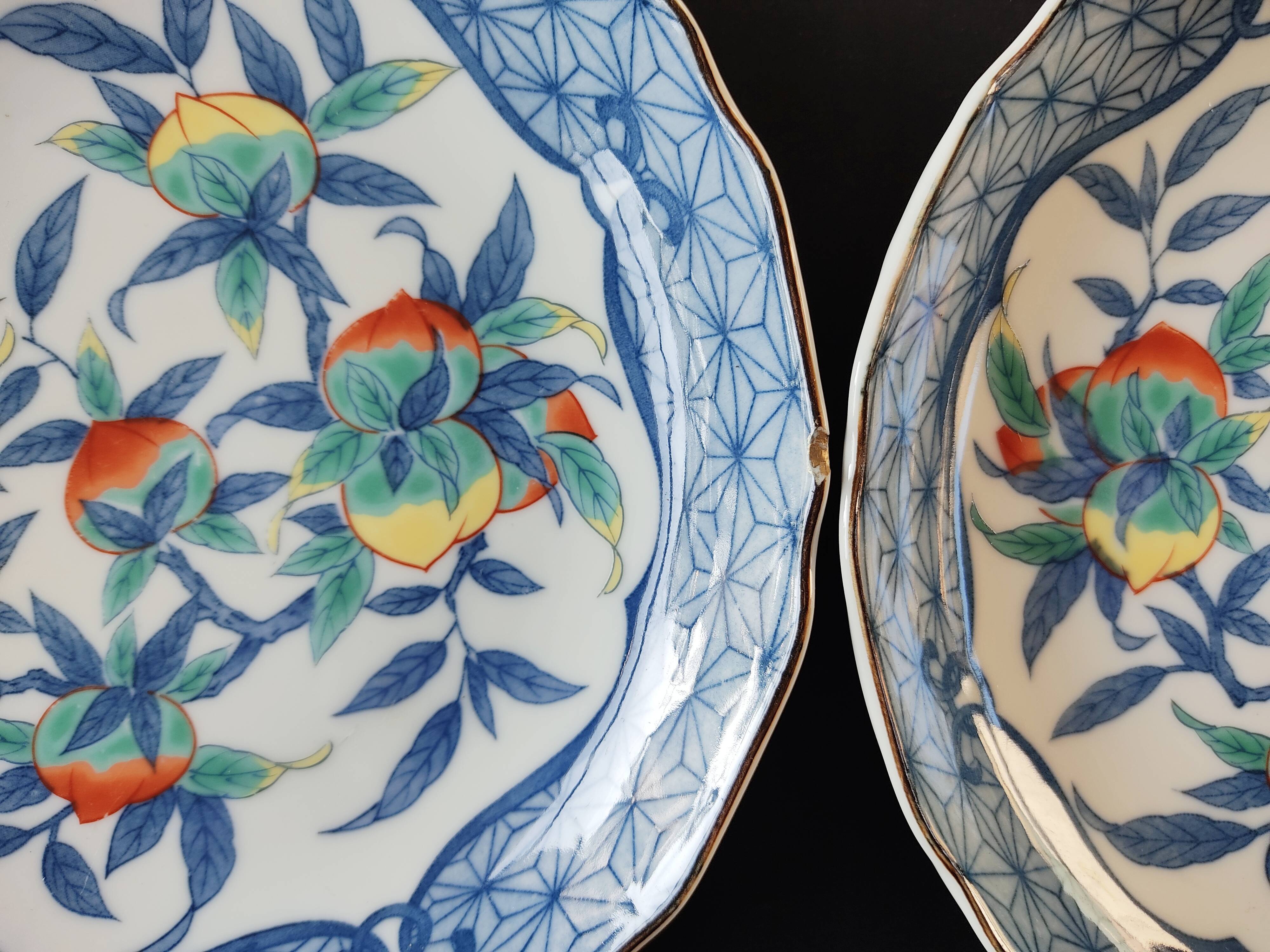 Pair of Asian plates decoration pomegranates