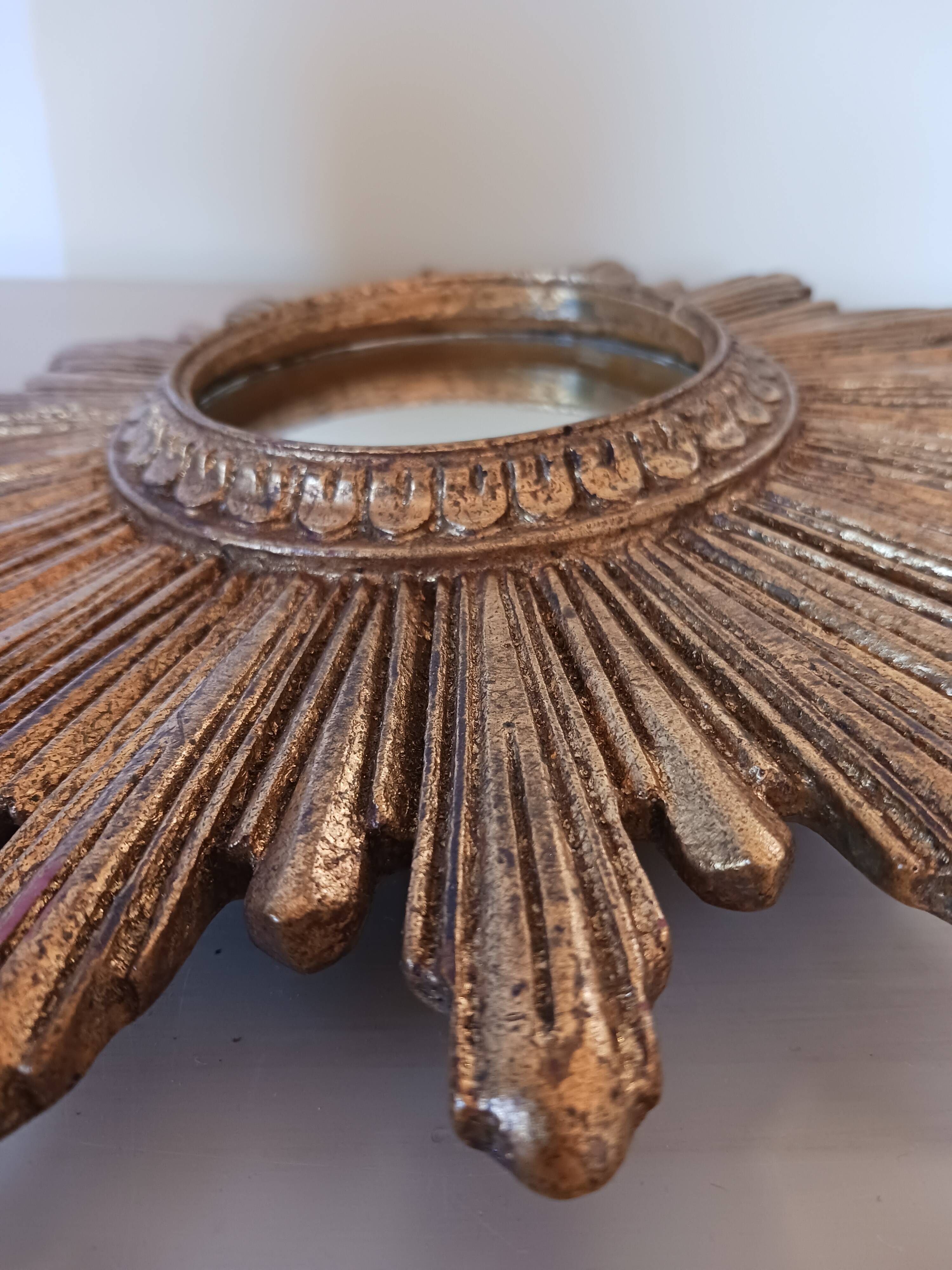 Miroir soleil vintage , en bois doré .