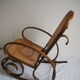 Rocking-chair en bois teinté et assise cannée
