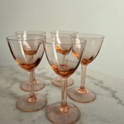 5 petits verres à pieds rose en verre