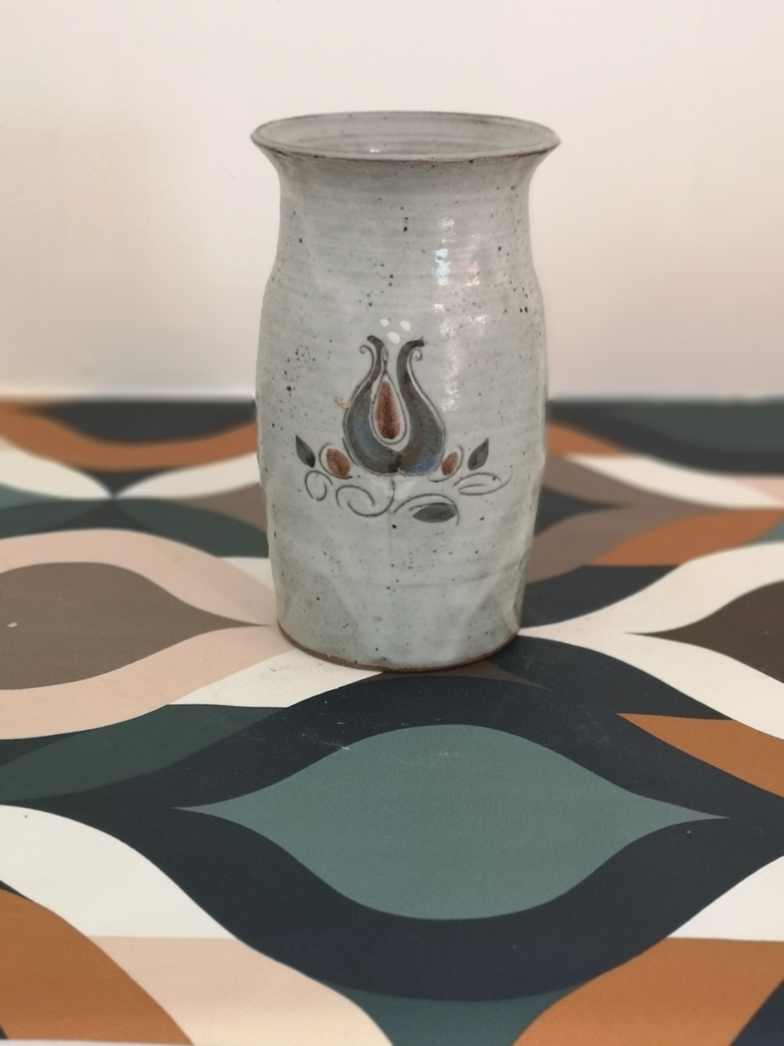 Vase en grés signé AH