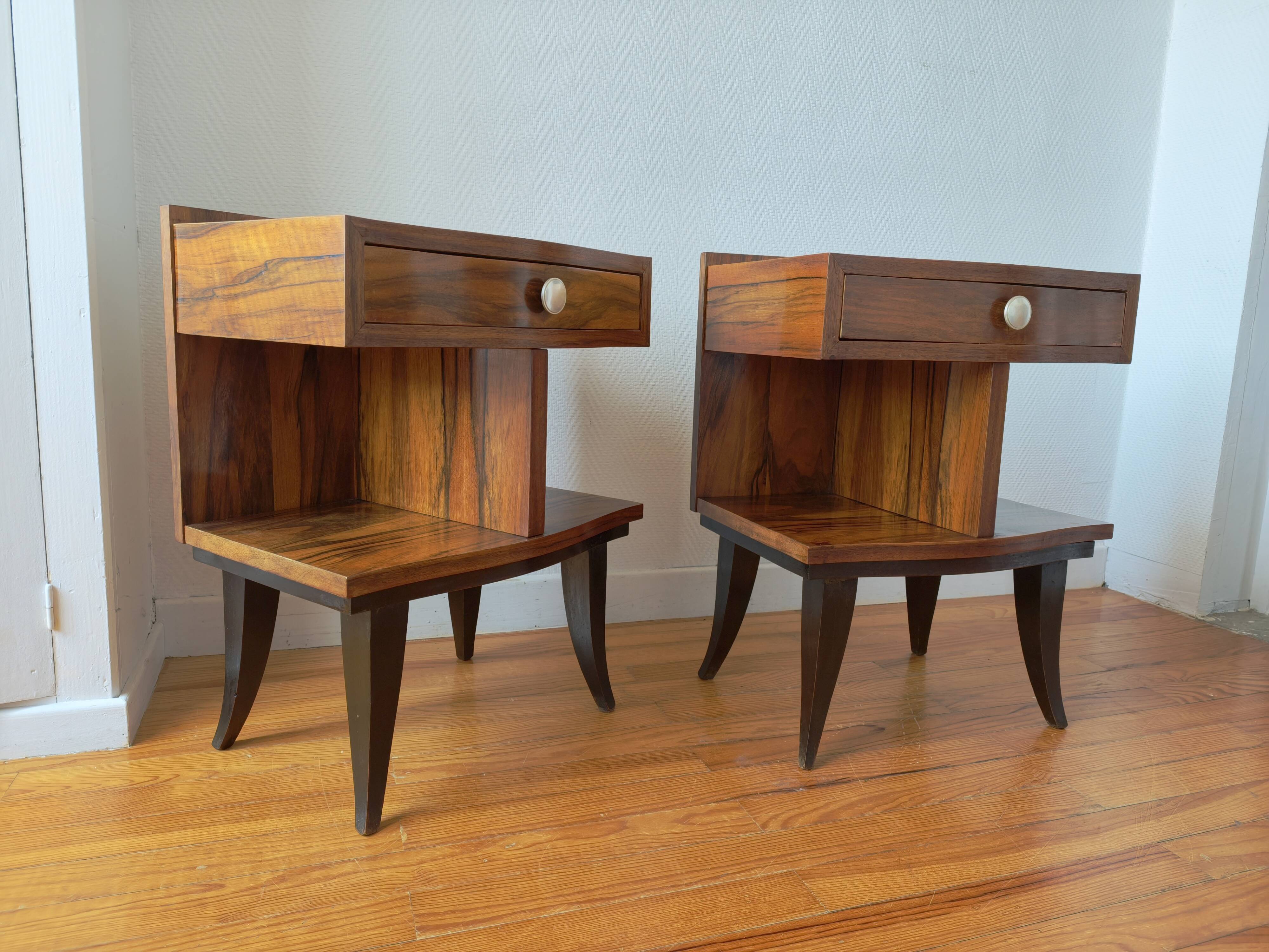Pair of Art Deco bedside tables with flame veining, 1930s.