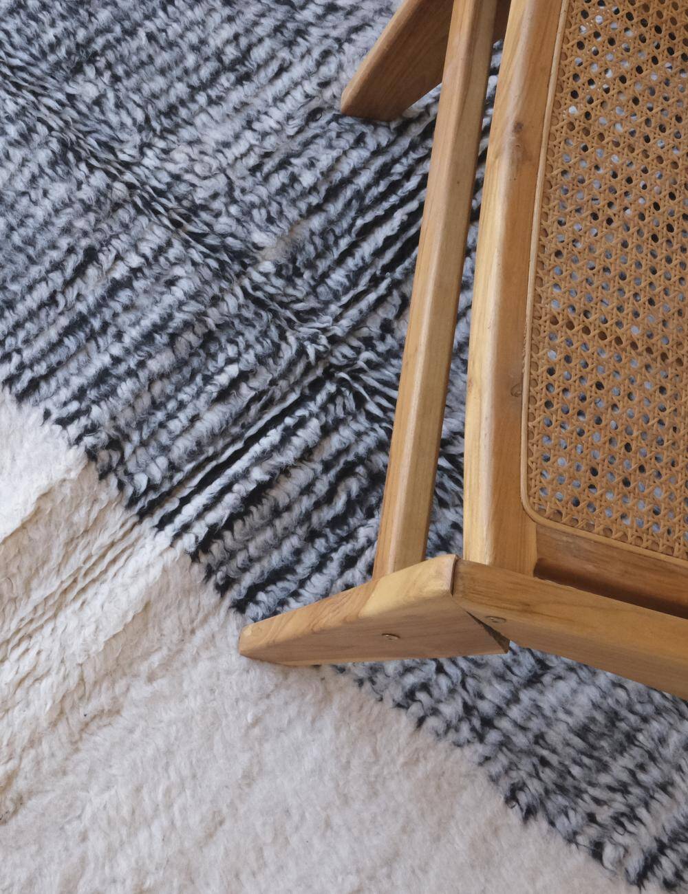 Black and White Rug - 255 x 157 cm