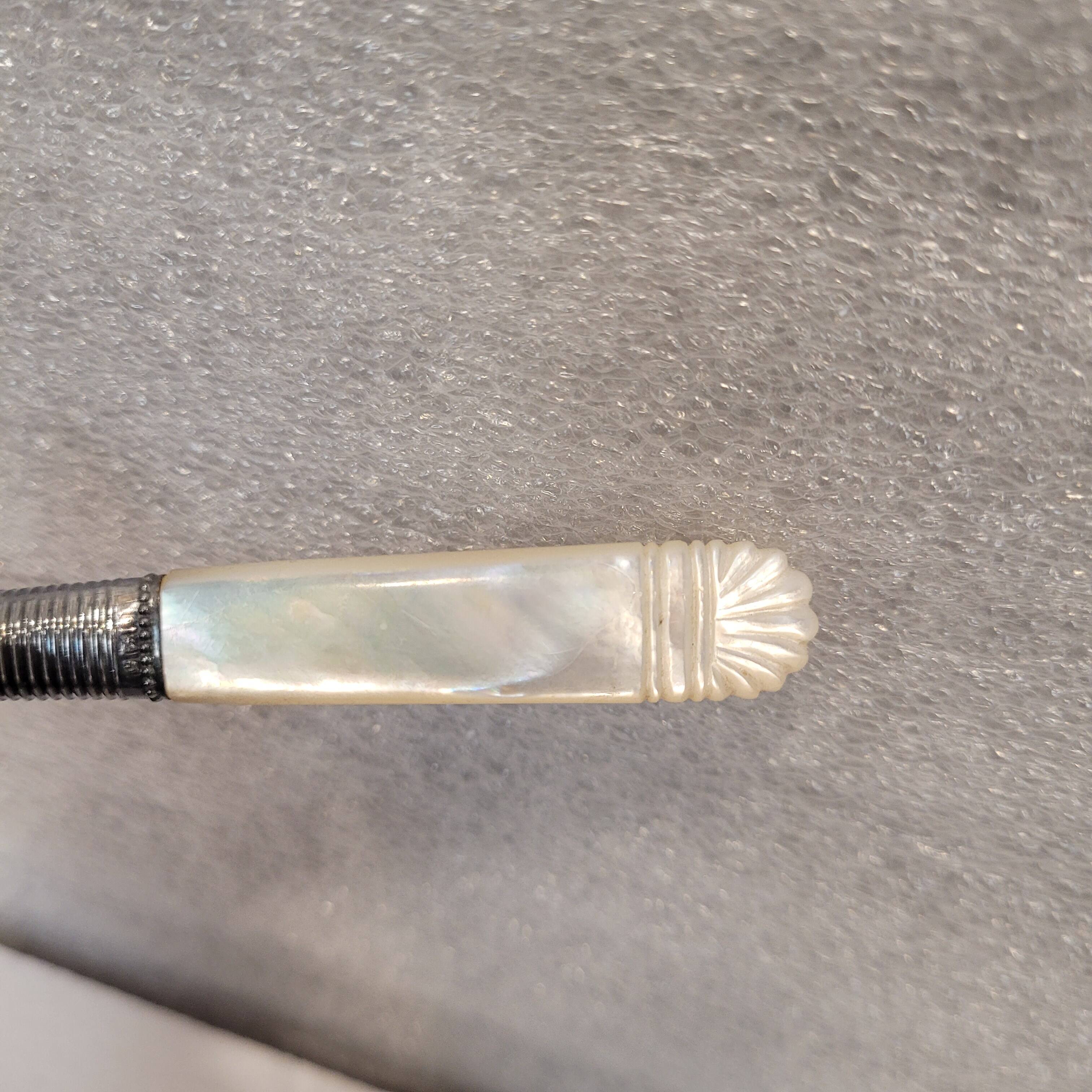 Cuberteria “Charles Boyton”, Victorian Style, Plate and nácar, s. XX – London, Reino Unido