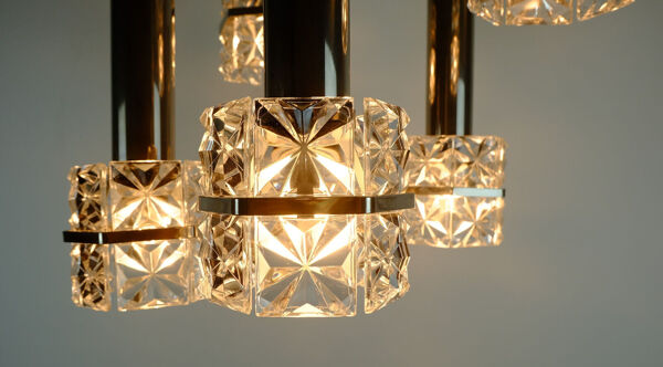 LUMIÈRE PENDANTE des années 1960, lampe à 5 lumières en cascade avec verre taillé et chrome.